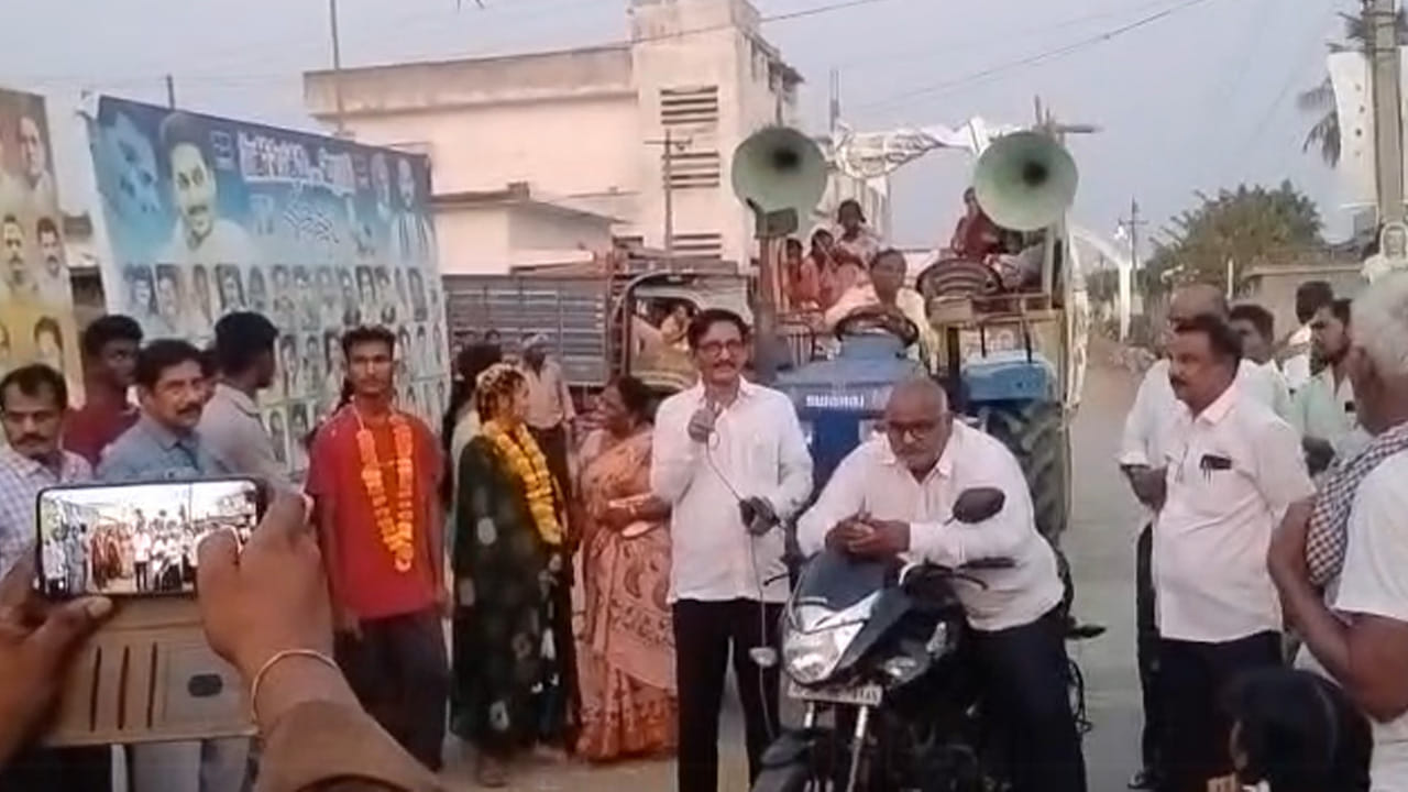 ప్రభుత్వ పాఠశాల అంటేనే చులకనగా చూసే రోజులివి. కానీ, అదే ప్రభుత్వ బడి... ప్రైవేట్ కార్పొరేట్ విద్యాసంస్థలకు సవాల్ విసిరితే ఎలా ఉంటుంది..? బాపట్లజిల్లాలోని ఓ ప్రభుత్వ బడిలో ఇప్పుడు ఇదే హాట్ టాపిక్. సంతమాగులూరు మండలం మక్కెనవారిపాలెం జిల్లా పరిషత్ ఉన్నత పాఠశాల విద్యార్థులు పదో తరగతి ఫలితాల్లో రికార్డులు తిరగరాశారు. బాపట్ల జిల్లాలోనే టాప్ మార్కులతో జయకేతనం ఎగురవేశారు. ఈ విజయోత్సాహాన్ని హెడ్ మాస్టర్ కాశీం సాహెబ్ వినూత్న రీతిలో సెలబ్రేట్ చేస్తున్నారు. గల్లీ గల్లీ తిరుగుతూ.. మైకు పట్టుకొని ప్రభుత్వ బడి గొప్పతనాన్ని చాటి చెబుతున్నారు.