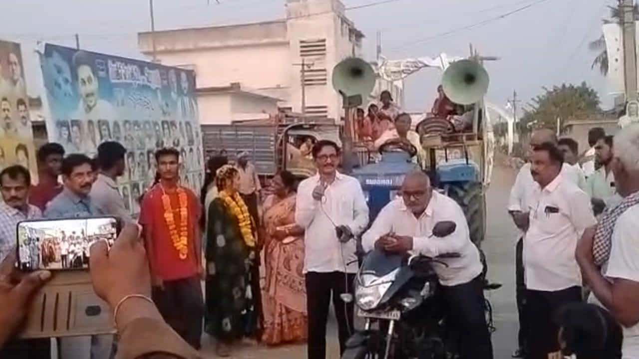 ప్రభుత్వ పాఠశాల అంటేనే చులకనగా చూసే రోజులివి. కానీ, అదే ప్రభుత్వ బడి... ప్రైవేట్ కార్పొరేట్ విద్యాసంస్థలకు సవాల్ విసిరితే ఎలా ఉంటుంది..? బాపట్లజిల్లాలోని ఓ ప్రభుత్వ బడిలో ఇప్పుడు ఇదే హాట్ టాపిక్. సంతమాగులూరు మండలం మక్కెనవారిపాలెం జిల్లా పరిషత్ ఉన్నత పాఠశాల విద్యార్థులు పదో తరగతి ఫలితాల్లో రికార్డులు తిరగరాశారు. బాపట్ల జిల్లాలోనే టాప్ మార్కులతో జయకేతనం ఎగురవేశారు. ఈ విజయోత్సాహాన్ని హెడ్ మాస్టర్ కాశీం సాహెబ్ వినూత్న రీతిలో సెలబ్రేట్ చేస్తున్నారు. గల్లీ గల్లీ తిరుగుతూ.. మైకు పట్టుకొని ప్రభుత్వ బడి గొప్పతనాన్ని చాటి చెబుతున్నారు.