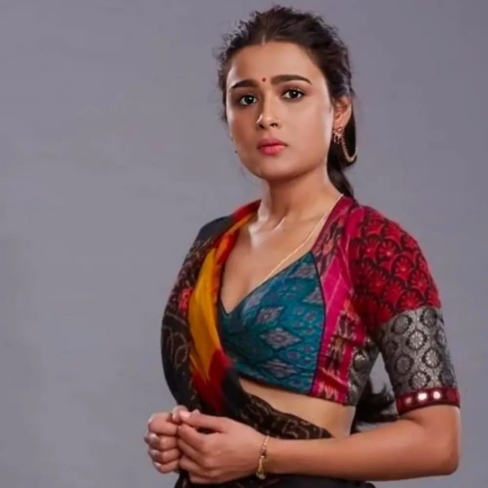 ఇక ఈ అమ్మడి ఫోటోలు చూసి అభిమానులు షాక్ అవుతున్నారు. ఈ బ్యూటీ సినిమాల్లో ఎందుకు బిజీ అవ్వలకేపోతుందా అని ఆరాలు తీస్తున్నారు. అలాగే ఈ చిన్నదని ఫోటోలకు క్రేజీ కామెంట్స్ చేస్తున్నారు. చేసిన తొలి సినిమాతోనే స్టార్ డమ్ అందుకున్న షాలిని ఆతర్వాత వరుస ఫ్లాపులను చూసింది. మరి ఈ అమ్మడు తెలుగులో సినిమా ఎప్పుడు చేస్తుందో చూడాలి. 