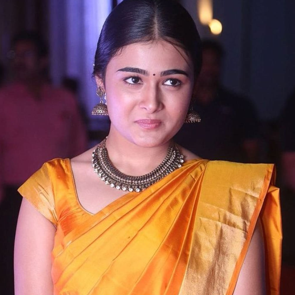  సోషల్ మీడియాను షేక్ చేసేలా ఫోటోలు షేర్ చేస్తుంది షాలిని. తన గ్లామర్ తో గాలులు వేస్తోంది. అందాలు ఆరబోస్తున్నా కూడా ఈ అమ్మడికి అవకాశాలు మాత్రంనిల్లు. కానీ సోషల్ మీడియాలో ఫాలోవర్స్ మాత్రం భయంకరంగా పెంచుకుంది. సినిమాలు లేకపోయినా అభిమానులను సోషల్ మీడియా ద్వారా ఆకట్టుకుంటుంది షాలిని. 