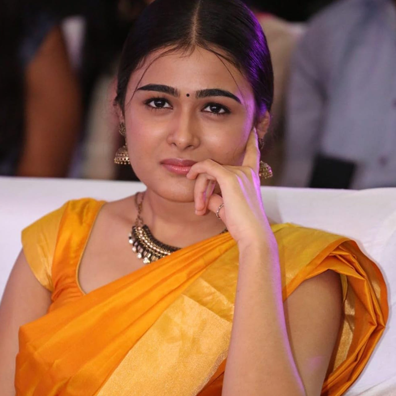 అర్జున్ రెడ్డి సినిమాతో ఓవర్ నైట్ లో స్టార్ హీరోగా విజయ్ దేవరకొండ, స్టార్ దర్శకుడిగా సందీప్ రెడ్డి వంగ మారిపోయారు. కానీ ఈ సినిమాలో హీరోయిన్ గా నటించిన షాలిని పాండేకు మాత్రం ఆశించిన స్థాయిలో అవకాశాలు మాత్రం రాలేదు. తొలి సినిమాతోనే హిట్ అందుకున్న షాలిని కచ్చితంగా బిజీ ఆర్టిస్ట్ అవుతుందని అంతా అనుకున్నారు. కానీ అలా జరగలేదు. కొన్ని సినిమాలకే పరిమితం అయ్యింది. 