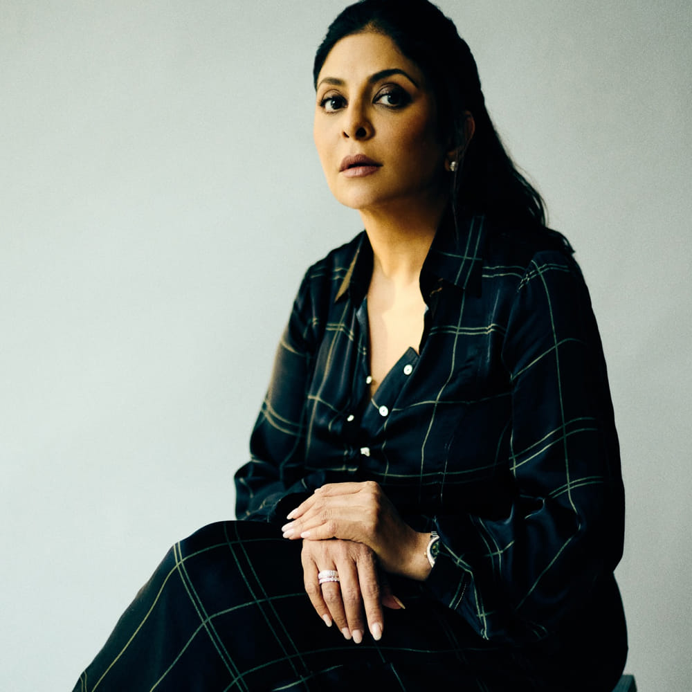 పిల్లలను పెంచడం అనేది మానసికంగా, శారీరకంగా అలాగే ఎమోషనల్ గా చాలా బాధ్యతతో కూడుకున్న పని. నేటి కాలంలో పిల్లలను సరైన మార్గంలో పెంచడం ఒక పెద్ద సవాలు అని ఆమె చెప్పుకొచ్చింది. దానికి కంటే కుక్కలను పెంచడం వల్ల కలిగే మానసిక ప్రశాంతత, సంతోషం చాలా ఎక్కువగా ఉంటాయని షెఫాలీ షా చెప్పుకొచ్చింది. దాంతో ఈ అమ్మడి కామెంట్స్ పై నెటిజన్స్ ఓ రేంజ్ లో రియాక్ట్ అవుతున్నారు. అయితే షెఫాలీ షాకి ఇప్పటికే ఇద్దరు కుమారులు ఉన్నారు. 