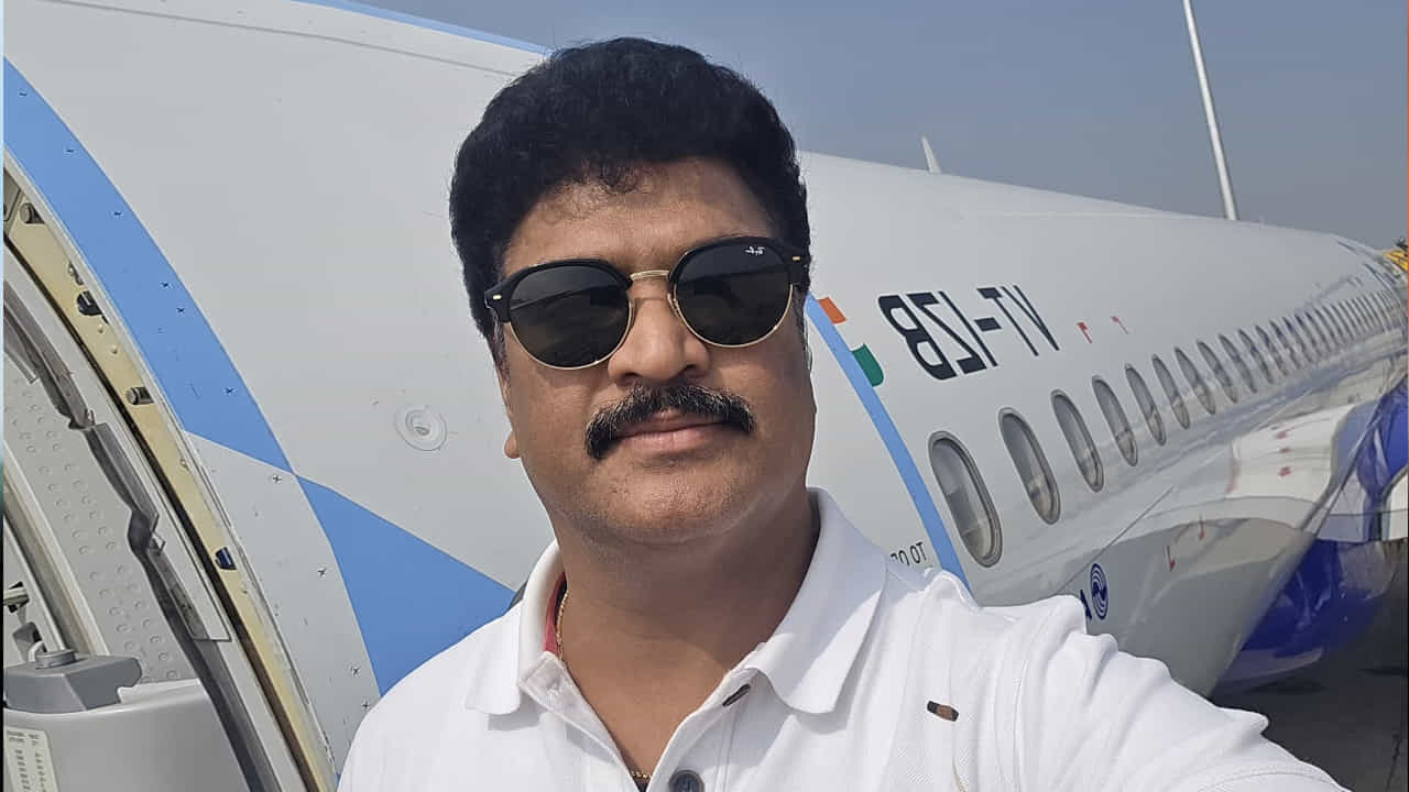 శివారెడ్డి ఇండస్ట్రీలోకి వచ్చిన కొత్తలోనే వైవిధ్యాన్ని చూపించారు. 'అమ్మాయి కోసం' సినిమాలో సీరియస్ రోల్, 'ఆనందం'లో హీరో ఫ్రెండ్గా ఫుల్ లెంగ్త్ కామెడీ, 'మనసంతా నువ్వే'లో విలన్ షేడ్ ఉన్న పాత్ర.. ఇలా ఒకదానికొకటి సంబంధం లేని పాత్రలు చేసి తనలోని నటుడిని నిరూపించుకున్నారు.