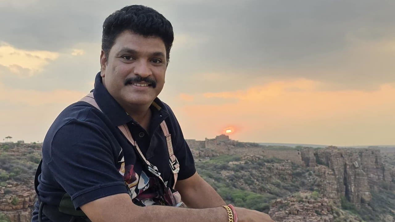వచ్చిన కొత్తలోనే ఇన్ని వేరియేషన్స్ చేయడం అనేది ఒక రకమైన సాహసమే అని ఆయన గుర్తు చేసుకున్నాడు వారెడ్డి . కేవలం కామెడీకే పరిమితం కాకుండా, సెంటిమెంట్ పండించడంలో కూడా ఆయనది అందెవేసిన చేయి. అయితే, ఆయన వ్యక్తిత్వం చాలా సున్నితమైనది. చిన్నప్పుడు స్కూల్లో తన స్నేహితుడు మాట్లాడకపోతేనే తట్టుకోలేక ఏడ్చేసిన మనస్తత్వం ఆయనది.
