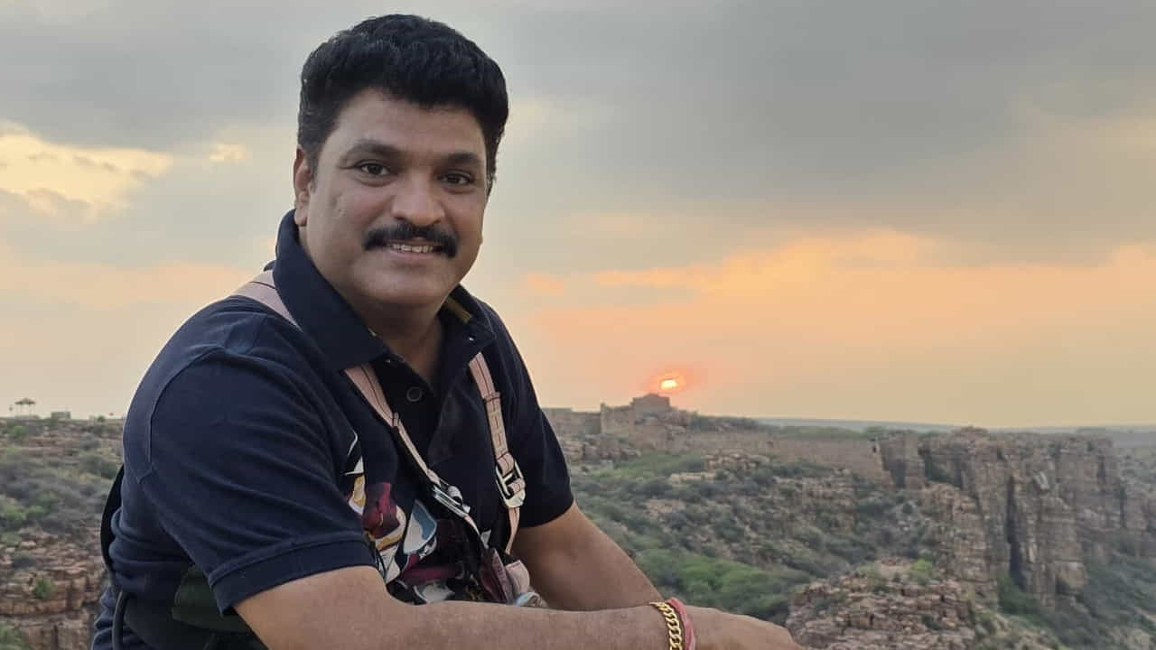 వచ్చిన కొత్తలోనే ఇన్ని వేరియేషన్స్ చేయడం అనేది ఒక రకమైన సాహసమే అని ఆయన గుర్తు చేసుకున్నాడు వారెడ్డి . కేవలం కామెడీకే పరిమితం కాకుండా, సెంటిమెంట్ పండించడంలో కూడా ఆయనది అందెవేసిన చేయి. అయితే, ఆయన వ్యక్తిత్వం చాలా సున్నితమైనది. చిన్నప్పుడు స్కూల్లో తన స్నేహితుడు మాట్లాడకపోతేనే తట్టుకోలేక ఏడ్చేసిన మనస్తత్వం ఆయనది.
