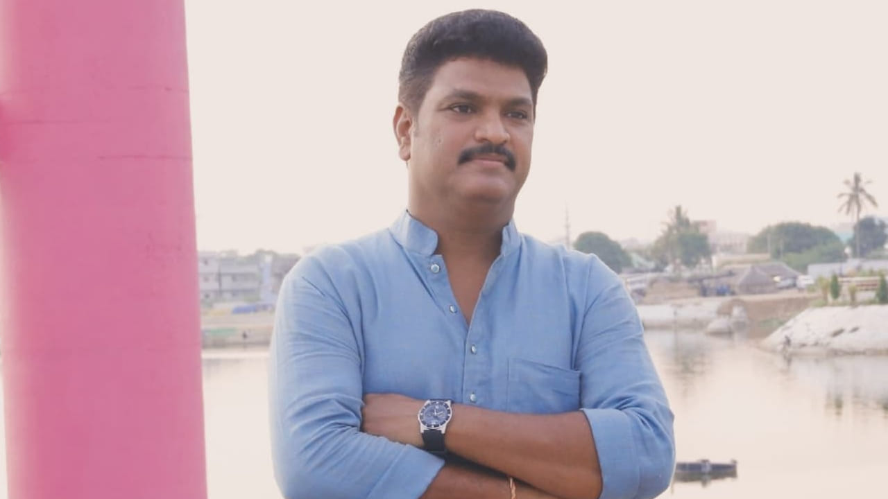 మనం ఎదిగే కొద్దీ మన చుట్టూ ఉన్న ప్రపంచం చూసే తీరు మారుతుంటుంది. "మంచి ఇల్లు కట్టుకున్నాడు, ఆర్థికంగా స్థిరపడ్డాడు" అని అనుకునేవారు ఉండొచ్చు, కానీ దాని వెనుక ఉన్న కష్టం, ఆ పాత్రల కోసం పడ్డ తపన ఎవరికీ కనిపించదు. శివారెడ్డి మాటల్లో ఒక రకమైన ఆవేదనతో కూడిన నిజాయితీ ఉంది.
