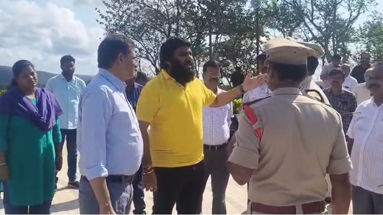 
బలమైన తుఫానులను సైతం తట్టుకునేలా.. 

మోడరన్ టెక్నాలజీతో  ట్రాన్స్ లూసెంట్ ఫైబర్ రీన్ఫోర్స్డ్ ప్లాస్టిక్‌తో ఈ త్రిశూలాన్ని నిర్మించారు. ఈ త్రిశూలం సహజంగా వైజాగ్ తీరంలో వచ్చే తుఫాన్లను బలమైన గాలులను కూడా తట్టుకునే సామర్థ్యం కలిగి ఉంటుందని విఎంఆర్డిఏ చైర్మన్ తెలిపారు. ఈ ప్రాజెక్టు ద్వారా కైలాసగిరిలో పర్యాటకుల సంఖ్య మరింతగా  పెరుగుతుందని  టూరిస్టులకు కొత్తరకం అనుభూతిని ఇవ్వడమే తమ లక్ష్యం అని  అధికారులు చెబుతున్నారు. 

