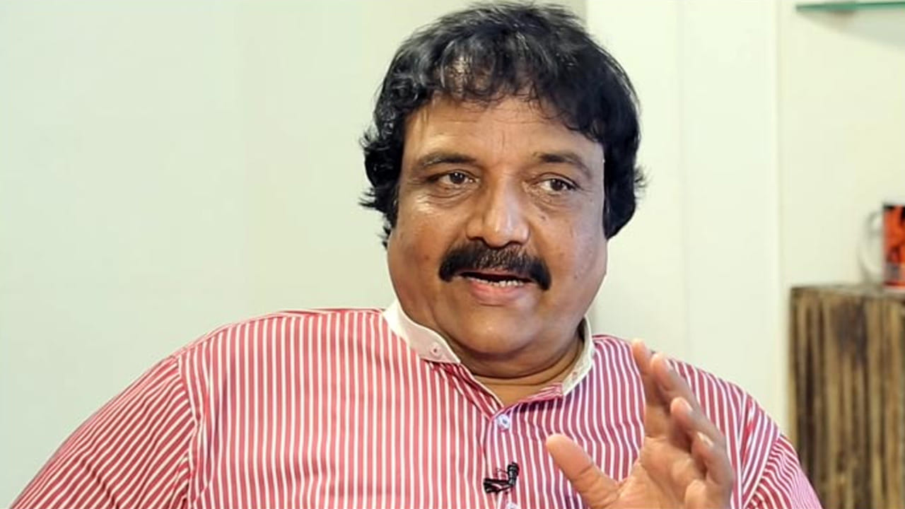 శివకృష్ణ మాట్లాడుతూ, "మేమిద్దరం ఒకే సమయంలో ఇండస్ట్రీలోకి వచ్చాం. నిజం చెప్పాలంటే, ఆరంభంలో చిరంజీవి కంటే నాకే వరుస హిట్లు వచ్చాయి. 'ఎర్ర మల్లెలు' సినిమాతో నేను ఓవర్‌నైట్ స్టార్ అయ్యాను. అప్పట్లో చిరంజీవి గారు చిన్న చిన్న పాత్రలు, విలన్ వేషాలు వేస్తూ తనని తాను నిరూపించుకోవడానికి ప్రయత్నిస్తున్నారు" అని గుర్తు చేసుకున్నారు.
