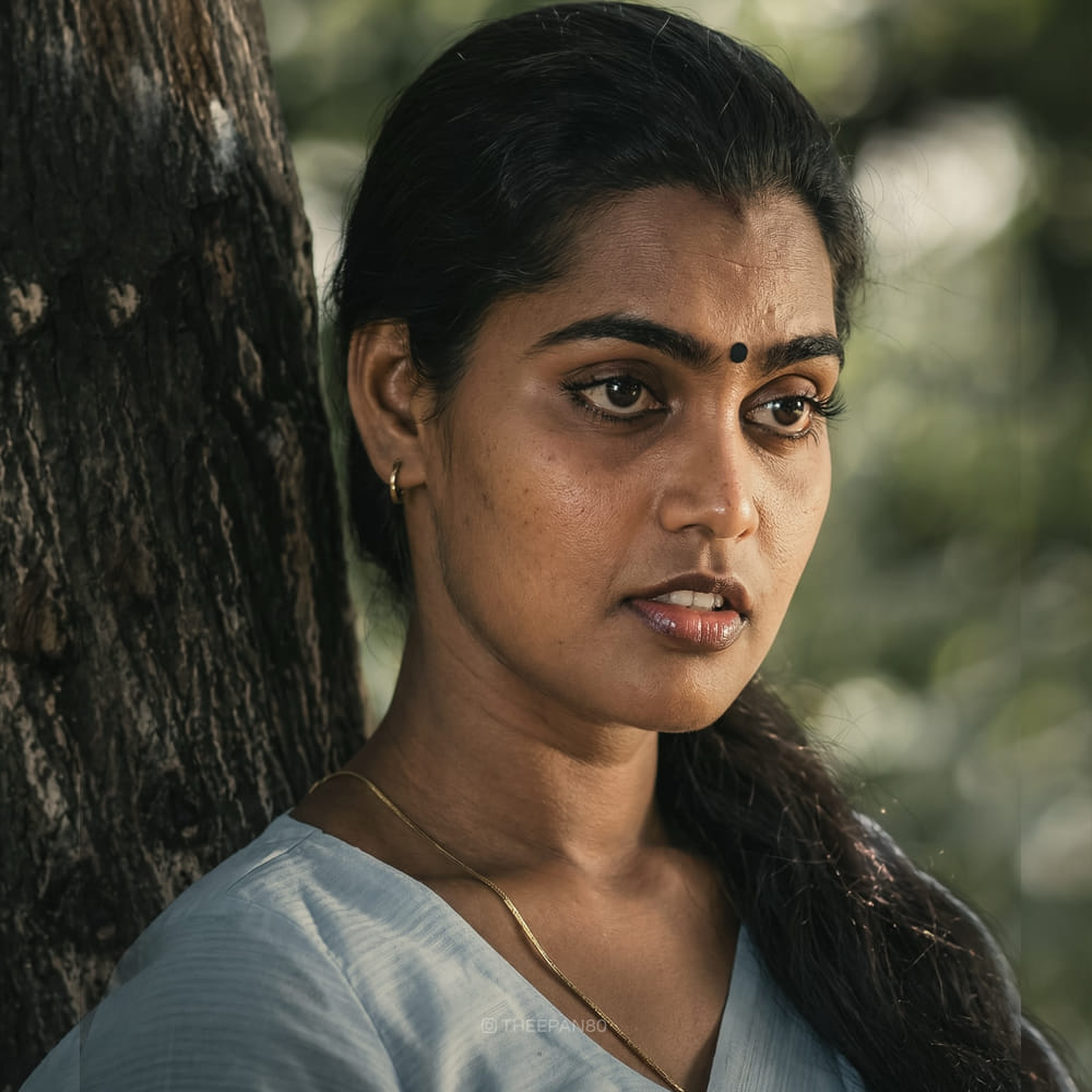 ఒకసారి దుబాయ్ షాపింగ్‌లో తనకు నచ్చిన కళ్ళద్దాలు కొని, "నాకోసం కాదు, మీకోసం కొన్నాను బాస్, మీకు సూపర్" అని చెప్పిన సంఘటనను పంచుకున్నారు బాబూమోహన్. ఆ కళ్ళద్దాలను తాను చనిపోయేదాకా దాచిపెట్టుకున్నానని ఆయన భావోద్వేగానికి లోనయ్యారు. అయితే, సిల్క్ స్మిత గొప్ప కళాకారిణి అయినప్పటికీ, ఆమె జీవితంలో ఎన్నో కష్టాలు, వివాదాలు ఉండేవని, నిజాయితీగా ఉన్నవారికి వివాదాలు తప్పవని ఆయన అభిప్రాయపడ్డారు.
