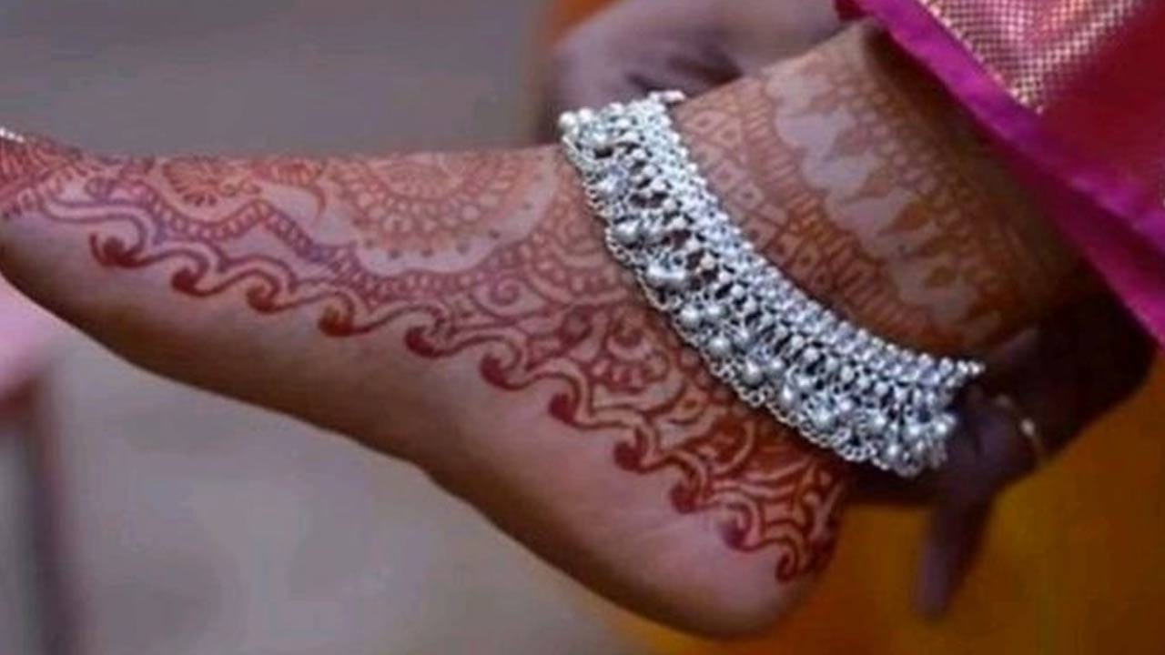 
సంప్రదాయ డ్రెస్సులతో పాటు,  వెస్ట్రన్ వాటికీ కూడా ఇవి సూపర్ గా ఉన్నాయి. మార్కెట్‌లో చిన్న స్టోన్స్, ఆక్సిడైజ్డ్ వర్క్‌తో ఉన్నవి మాత్రమే ఉన్నాయి. అయితే, ఇక కొత్త మోడళ్ల గురించి మాట్లాడుకుంటే ఈ మల్టీకలర్ వెండి పట్టీలు మీకు దగ్గర్లో ఉన్న షాపులో  ఇవి అందుబాటులో ఉన్నాయి. వీటిని అమ్మాయిలు పెట్టుకుంటే  ట్రెండీగా ఉంటుంది. 
