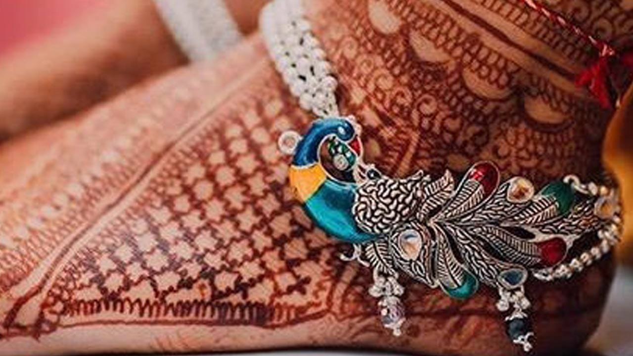 ఇంకా పెళ్లిళ్లు, ఫంక్షన్లు వాటి ముఖ్య శుభకార్యాలయాల్లో  మల్టీకలర్ వెండి పట్టీలు ఎక్కువగా కనిపిస్తున్నాయి. ఇంకా పెళ్లికూతుళ్లు అయితే  బ్రైడల్ కలెక్షన్‌లో వీటిని పెట్టుకుంటున్నారు. ఈ వెండి పట్టీలు కాళ్లకు మంచి లుక్ ను తెస్తాయి. ఇంకా లు ఫోటోషూట్స్‌లో కూడా ఇవి చాలా బాగుంటాయి. ఘల్లు ఘల్లు మంటూ అందంగా మెరిసిపోతాయి కూడా .. 
