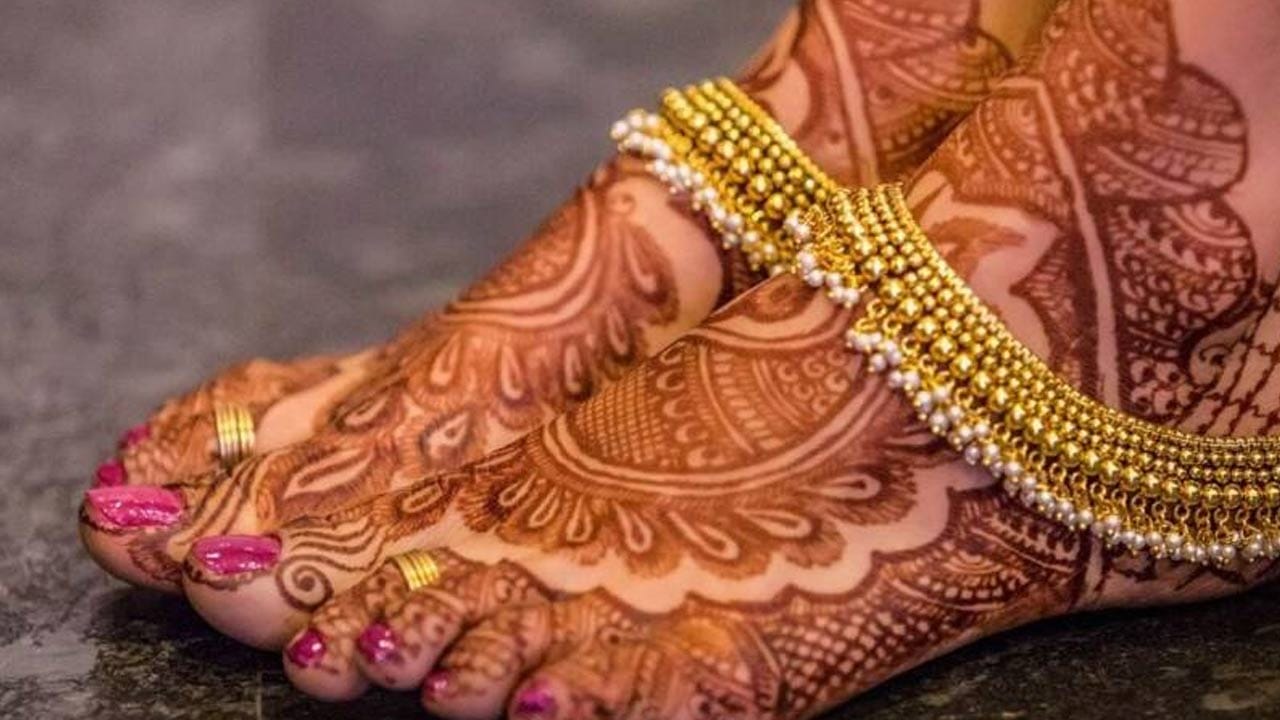 
 ఇంకా ఈ   మల్టీకలర్ వెండి పట్టీలు చీరలు, లెహంగాల మీద అయితే కొత్త  ఫ్యాషన్ లుక్ ను తెస్తాయి. దీనిలో ఎన్నో కొత్త  డిజైన్లు ఉన్నాయి. ఒక పెయిర్ కొనుక్కుంటే ఓ పది  డ్రెస్సులకు ఈజీగా మ్యాచ్ అవుతాయి. ఇంకా యువత ఎక్కువ మక్కువ చూపించడంతో 
  ఈ వెండి పట్టీలకు విపరీతంగా డిమాండ్ పెరిగింది. 