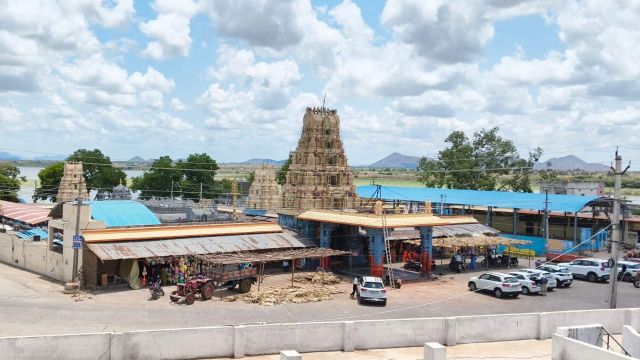 కొండపై నరసింహుడు.. కొండ కింద ఆంజనేయుడు...

ఈ క్షేత్ర విశేషాల విషయానికి వస్తే... శ్రీ లక్ష్మీనరసింహ స్వామి వారు క్షేత్రపాలకుడిగా కొండపైన కొలువై ఉండగా, కొండ దిగువన శ్రీ ప్రసన్నాంజనేయ స్వామి వారు భక్తుల కోర్కెలు తీర్చే దైవంగా    వెలిశారు. ఆలయానికి సమీపంలోనే పురాతనమైన భవనాసి తటాకం (చెరువు) క్షేత్రానికి మరింత ప్రకృతి సౌందర్యాన్ని ఇస్తోంది. 