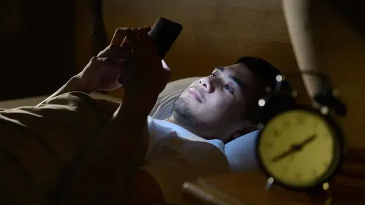 నిద్రలేమి (Insomnia / Sleep Disorders): రాత్రి పడుకునే ముందు చీకట్లో ఫోన్ వాడటం వల్ల మన మెదడులో మెలటోనిన్ (Melatonin) అనే నిద్రను కలిగించే హార్మోన్ ఉత్పత్తి తగ్గిపోతుంది. దీనివల్ల సమయానికి నిద్ర రాదు, నిద్రలేమి సమస్య పెరుగుతుంది. సరిగ్గా నిద్ర లేకపోవడం వల్ల మరుసటి రోజు రోజంతా అలసటగా ఉంటుంది.
