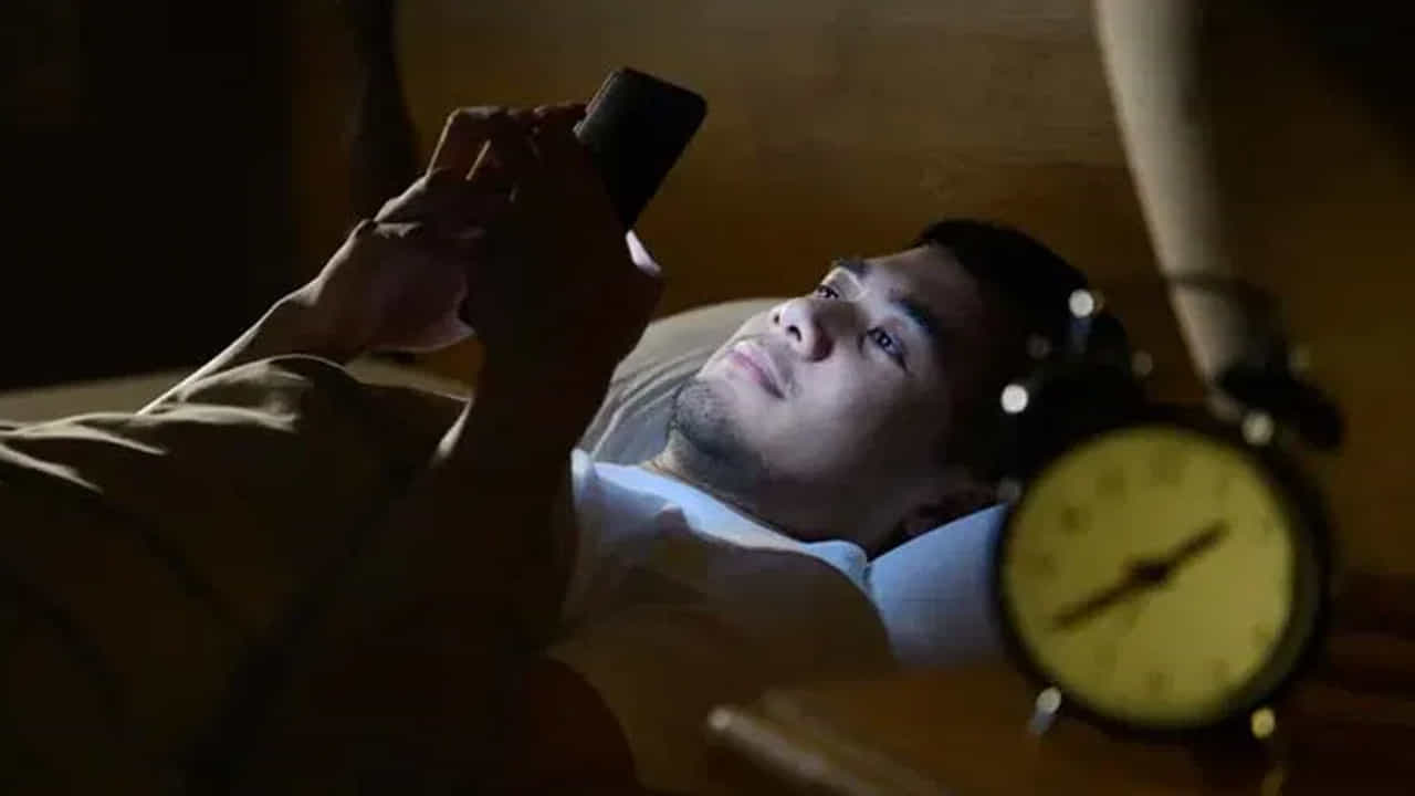 నిద్రలేమి (Insomnia / Sleep Disorders): రాత్రి పడుకునే ముందు చీకట్లో ఫోన్ వాడటం వల్ల మన మెదడులో మెలటోనిన్ (Melatonin) అనే నిద్రను కలిగించే హార్మోన్ ఉత్పత్తి తగ్గిపోతుంది. దీనివల్ల సమయానికి నిద్ర రాదు, నిద్రలేమి సమస్య పెరుగుతుంది. సరిగ్గా నిద్ర లేకపోవడం వల్ల మరుసటి రోజు రోజంతా అలసటగా ఉంటుంది.