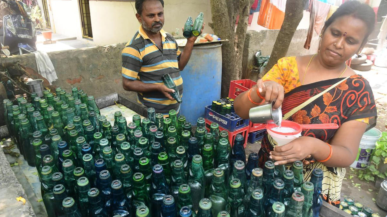 ఏ వ్యాపారమైనా కష్టపడితేనే ఫలితం ఉంటుంది. సోడా వ్యాపారంలో ఎండలో నిలబడటం కొంచెం కష్టమైనా, సాయంత్రానికి ఇంటికి వెళ్లేటప్పుడు వెయ్యి రూపాయలు జేబులో ఉంటే ఆ తృప్తే వేరు. మీరు కూడా చిన్నగా ఏదైనా మొదలుపెట్టాలనుకుంటే, ఈ వేసవికి ఇది మంచి ప్రారంభం కావచ్చు. ఏమంటారు?
