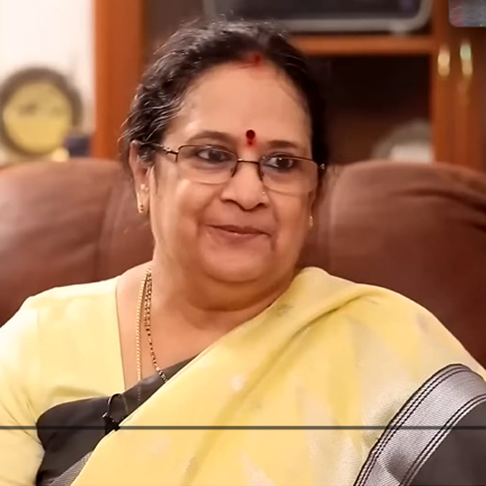 తాను చిత్రసీమలోకి వచ్చిన కొత్తలో ట్రాక్‌ సిస్టమ్‌ లేదని, అన్నీ లైవ్‌ రికార్డింగ్‌లే ఉండేవని శైలజ వివరించారు. సింగిల్‌ టేక్‌లో 30 మంది ఆర్కెస్ట్రాతో కలిసి పాడాల్సి వచ్చేదని, అది ఎంతో ఒత్తిడితో కూడుకున్నదైనప్పటికీ ఆ పాటలకు అద్భుతమైన స్పష్టత, ప్రాణం ఉండేవని పేర్కొన్నారు. 1977లో హైదరాబాద్‌లో జరిగిన ఆల్ ఇండియా సింగర్స్ కాంపిటీషన్‌లో వసంత గారితో కలిసి పాల్గొన్నానని, తనకు రెండవ బహుమతి వచ్చిందని తెలిపారు. ఆ పోటీ తర్వాత, అన్నయ్య పిలుపుతో తమ ఇద్దరినీ చెన్నైకి రప్పించారని చెప్పారు. లలిత సంగీతం కూడా నేర్చుకున్నానని, తన అక్క రాసి స్వరపరిచిన ఒక లలిత సంగీత గీతాన్ని అన్నయ్యతో కలిసి డీడీలో పాడానని గుర్తు చేసుకున్నారు. శైలజ గారు తమ పెంపకం గురించి మాట్లాడుతూ, తన తల్లి, తండ్రి, అన్నయ్యల ప్రభావం తనపై ఎక్కువగా ఉందని చెప్పారు. తల్లి ఫ్రీడమ్ ఇచ్చినా, దానిని దుర్వినియోగం చేయకూడదని నేర్పారని, పద్ధతిగా ఉండాలని సూచించేవారని తెలిపారు.