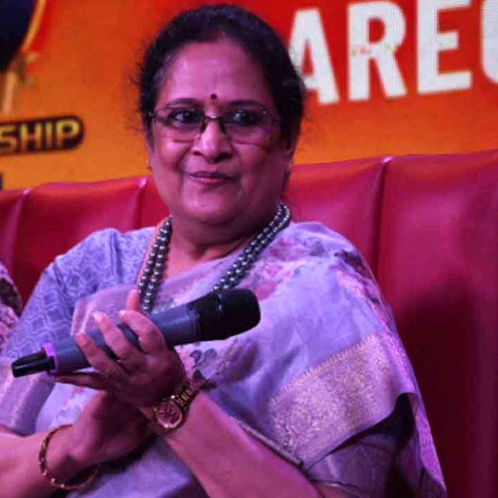 తన తల్లి ప్రోత్సాహంతో పాఠశాలలో జరిగిన పోటీలలో పాల్గొని బహుమతులు గెలుచుకున్నారు. తండ్రికి తెలియకుండా తల్లి తనను పోటీలకు పంపించేవారని తెలిపారు. రేడియోలో పాటలు విని, అన్నయ్య సహాయంతో పాటలు రాసుకుని నేర్చుకున్నానని, ముఖ్యంగా పీ. సుశీల గారి పాటలను ఎక్కువగా నేర్చుకున్నానని చెప్పారు. తనకు సినిమాల్లో పాడాలనే ఉద్దేశ్యం అస్సలు లేదని, చదువు, క్రీడలపైనే ఎక్కువ ధ్యాస ఉండేదని తెలిపారు. తాను కో-కో క్రీడలో రాష్ట్రస్థాయికి ఎంపికయ్యానని, జాతీయ స్థాయికి వెళ్లాల్సి ఉన్న సమయంలోనే తనకు మొదటి పాట పాడే అవకాశం వచ్చిందని శైలజ వివరించారు. అప్పుడు తాను ఆట కాదు పాట అని నిర్ణయించుకొని సంగీత రంగంలోకి అడుగుపెట్టానని చెప్పారు.