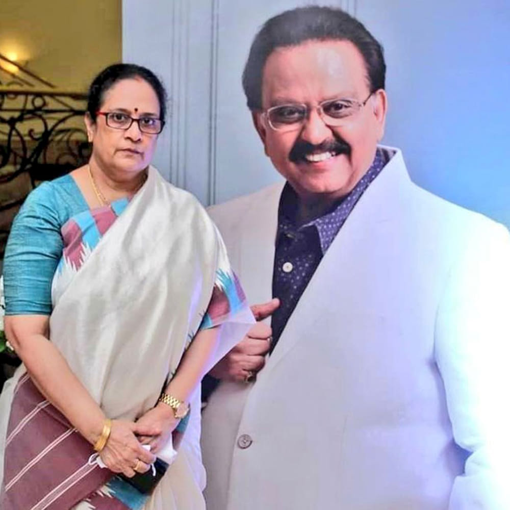తొమ్మిదో తరగతి మధ్యలోనే చదువు ఆపి సంగీతంలోకి రావాల్సి వచ్చిందని, తర్వాత ప్రైవేటుగా పదో తరగతి, ఐదేళ్ల తర్వాత డిగ్రీ పూర్తి చేశానని తెలిపారు. తన అన్నయ్య ఎస్పీ బాలసుబ్రహ్మణ్యం తనపై పీ. సుశీల గారి ప్రభావం ఎక్కువగా ఉందని గుర్తించి, సుశీల గారిలా పాడితే ఇండస్ట్రీలో నిలబడలేవని, తనదైన శైలిని అలవర్చుకోవాలని పదే పదే హెచ్చరించేవారని శైలజ అన్నారు. తమిళ పాటలు పాడటం ద్వారా తన అసలైన స్వరం బయటపడిందని, జానపద తరహా పాటలు పాడటం వల్ల ఆ ఛాయలు కొంత తగ్గాయని ఆమె వెల్లడించారు. పాటలో భావ వ్యక్తీకరణకు ఎంతో ప్రాధాన్యత ఇవ్వాలని, నటనతో పాటు పాటను అనుభవించి పాడాలని అన్నయ్య నేర్పించారని గుర్తు చేసుకున్నారు. ఘంటసాల, జానకి వంటి మహనీయుల నుంచి భావయుక్తంగా పాడటం నేర్చుకున్నానని, మైకు సెన్స్, మైకును ఎలా ఉపయోగించుకోవాలో కూడా అందరినీ చూసి తెలుసుకున్నానని ఆమె తెలిపారు.