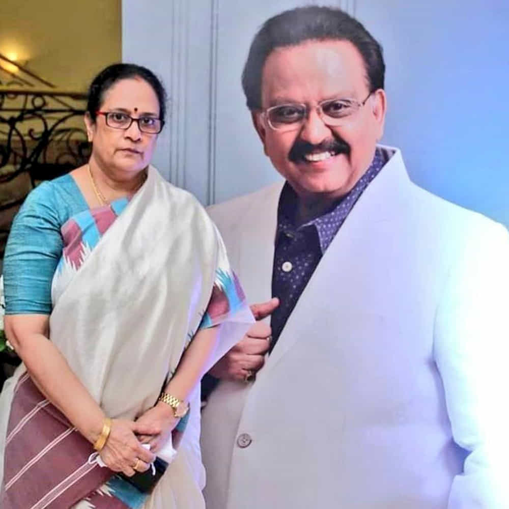 తొమ్మిదో తరగతి మధ్యలోనే చదువు ఆపి సంగీతంలోకి రావాల్సి వచ్చిందని, తర్వాత ప్రైవేటుగా పదో తరగతి, ఐదేళ్ల తర్వాత డిగ్రీ పూర్తి చేశానని తెలిపారు. తన అన్నయ్య ఎస్పీ బాలసుబ్రహ్మణ్యం తనపై పీ. సుశీల గారి ప్రభావం ఎక్కువగా ఉందని గుర్తించి, సుశీల గారిలా పాడితే ఇండస్ట్రీలో నిలబడలేవని, తనదైన శైలిని అలవర్చుకోవాలని పదే పదే హెచ్చరించేవారని శైలజ అన్నారు. తమిళ పాటలు పాడటం ద్వారా తన అసలైన స్వరం బయటపడిందని, జానపద తరహా పాటలు పాడటం వల్ల ఆ ఛాయలు కొంత తగ్గాయని ఆమె వెల్లడించారు. పాటలో భావ వ్యక్తీకరణకు ఎంతో ప్రాధాన్యత ఇవ్వాలని, నటనతో పాటు పాటను అనుభవించి పాడాలని అన్నయ్య నేర్పించారని గుర్తు చేసుకున్నారు. ఘంటసాల, జానకి వంటి మహనీయుల నుంచి భావయుక్తంగా పాడటం నేర్చుకున్నానని, మైకు సెన్స్, మైకును ఎలా ఉపయోగించుకోవాలో కూడా అందరినీ చూసి తెలుసుకున్నానని ఆమె తెలిపారు.
