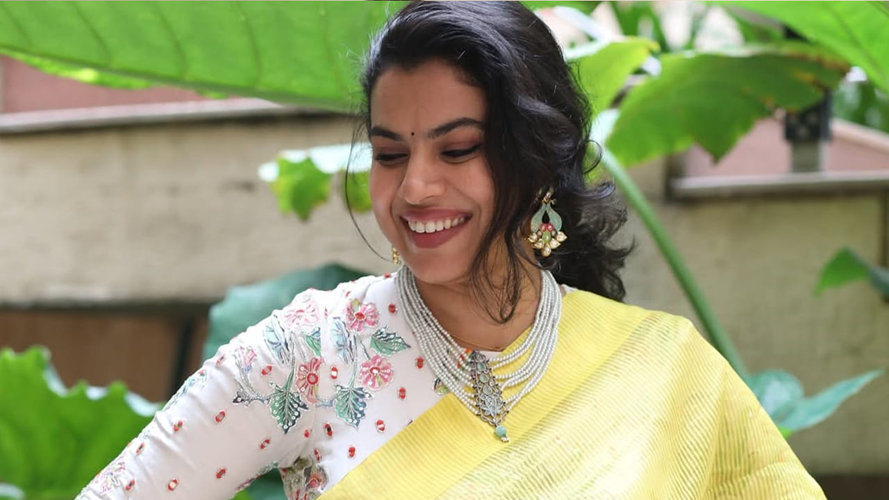 అయితే, పాట సందేశానికి అనుగుణంగా ఆమె దాన్ని కాస్త మార్పులు చేసుకున్నట్లు తెలిపారు. ఈ పాట సామాజిక కట్టుబాట్లను, సమాజంలో నెలకొన్న సమస్యలను ప్రశ్నిస్తుందే తప్ప, పురుషులను కించపరిచే ఉద్దేశ్యం లేదని ఆమె స్పష్టం చేశారు. మహిళల మధ్య పెరుగుతున్న ప్రతికూలత, ఒకరినొకరు కించపరచుకోవడం వంటి అంశాలపై ఈ పాట దృష్టి సారించిందని తెలిపారు. తన పాటపై వచ్చిన ప్రతికూల వ్యాఖ్యలలో 70-80 శాతం మహిళల నుండే వచ్చాయని, ఇది సమాజంలో మహిళలను కించపరచడం ఎంత సులభమో చూపిస్తుందని ఆమె ఆవేదన వ్యక్తం చేశారు.