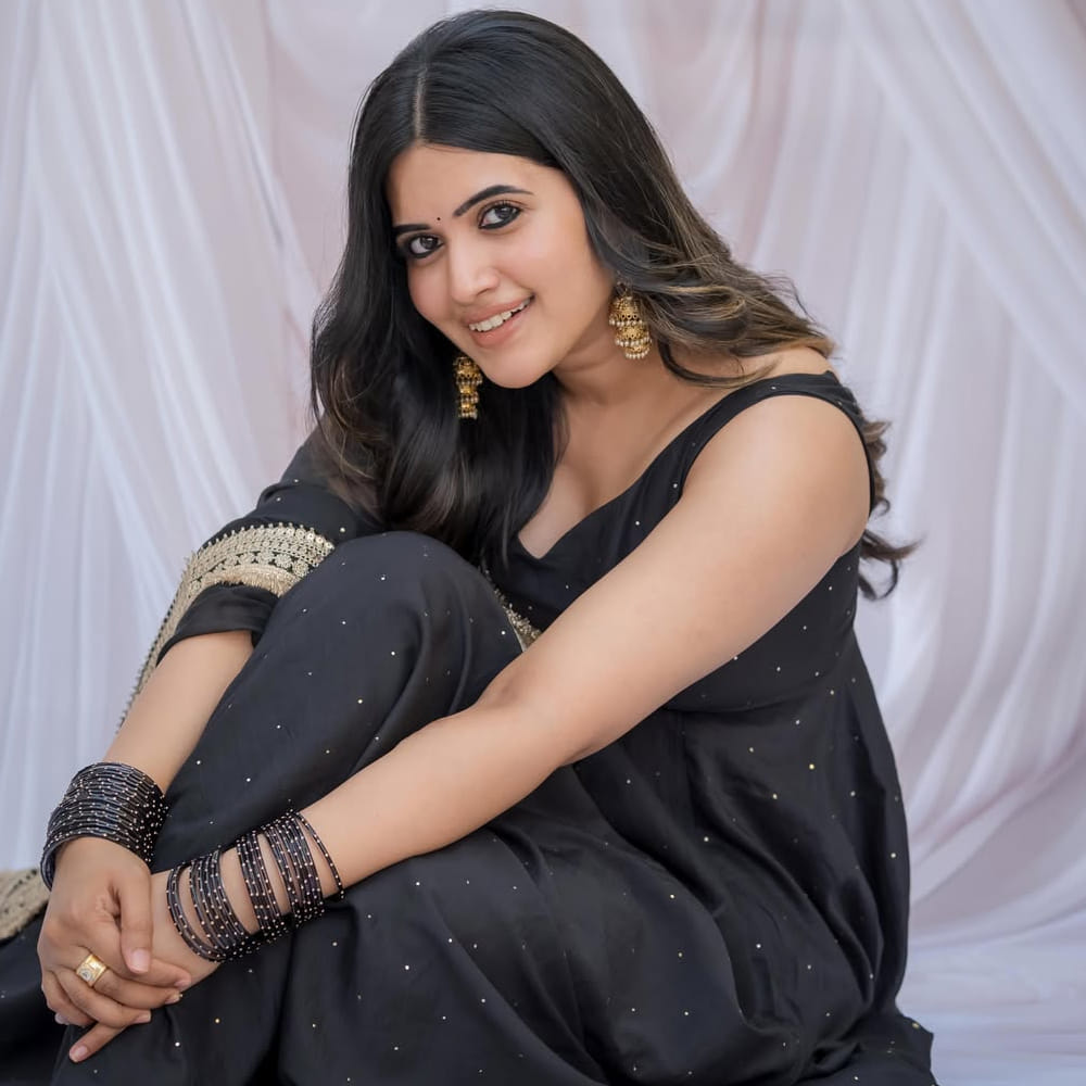 గ్లామర్ ఇండస్ట్రీలో పెళ్లి, రిలేషన్షిప్స్ అనేవి నటీమణుల కెరీర్పై ఎలాంటి ప్రభావం చూపుతాయనేదానికి ఎన్నో ఉదాహరణలు ఉన్నాయి. ముఖ్యంగా హీరోయిన్లుగా, క్యారెక్టర్ ఆర్టిస్టులుగా రాణించాలనుకునే వారికి పెళ్లి అనేది ఒక పెద్ద అడ్డంకిగా మారుతుందనే టాక్ ఎప్పటి నుంచో ఉంది. తాజాగా ఇదే విషయంపై పాపులర్ తెలుగు యాంకర్, బిగ్ బాస్ ఫేమ్ స్రవంతి చొక్కారపు విషయంలోనూ అదే జరిగింది. పెళ్లైందని ఓపెన్గా చెప్పడం వల్లే చేతికి వచ్చిన ఒక మంచి సినిమా అవకాశం చేజారిపోయిందని ఇటీవల ఓ ఇంటర్వ్యూలో చెప్పుకొచ్చింది.