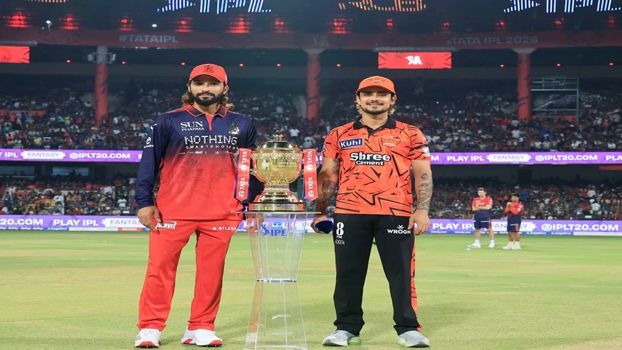 ఉప్పల్లో అడ్డగోలుగా బ్లాక్ టికెట్ల దందా స్టేడియం దగ్గర బ్లాక్ కొత్త ముఠా టికెట్లు అమ్ముతునారు. SRH VS RCB మ్యాచ్ చూసేందుకు పోటీ. టికెట్ దొరక్క స్టేడియం చుట్టూ ఫ్యాన్స్ చక్కర్లు కొడుతున్నారు. ఫ్యాన్స్కు టికెట్లు చూపిస్తూ టెంప్ట్ చేస్తున్న కేటుగాళ్లు. ఒక్కో టికెట్ రూ.10 వేలకు విక్రయిస్తున్న ముఠా . బ్లాక్లో అమ్మితే ఊచలు గ్యారంటీ అంటూ పోలీస్ వార్నింగ్ ఇచ్చారు .