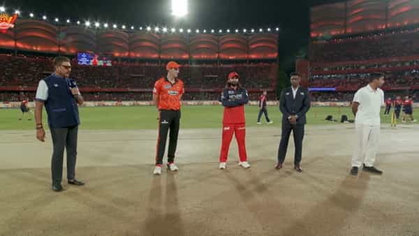 SRH vs RCB: టాస్ గెలిచిన హైదరాబాద్.. సేమ్ టీంతో బరిలోకి.. టార్గెట్ టాప్ 2