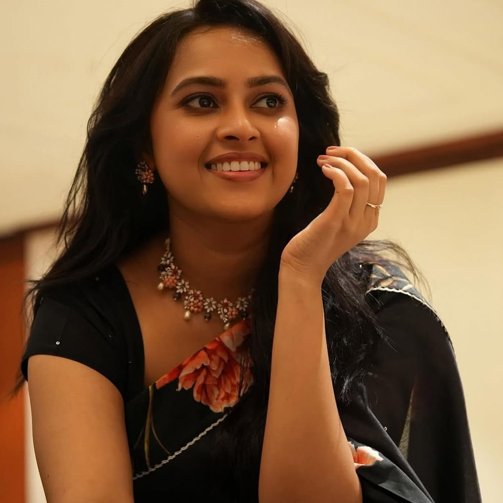 ఒకప్పుడు చైల్డ్ ఆర్టిస్ట్గా మహేష్ బాబును ‘అన్నయ్య’ అని పిలిచిన ఈ చిన్నారేనా.. ‘బస్ స్టాప్’, ‘మల్లెల తీరంలో సిరిమల్లె చెట్టు’, ‘వారధి’ వంటి చిత్రాలతో హీరోయిన్గా మారిన శ్రీదివ్య అంటూ నెటిజన్లు ఆశ్చర్యం వ్యక్తం చేస్తున్నారు. మహేష్ బాబు సెట్స్లో పిల్లలతో ఎంత సరదాగా, ప్రేమగా ఉంటారో ఈ సంఘటన మరోసారి నిరూపించిందని సూపర్ స్టార్ ఫ్యాన్స్ కామెంట్లు పెడుతున్నారు. అప్పటి ‘అన్నయ్య’ పిలుపు నుంచి ఇప్పటి ‘వారణాసి’ గ్లోబల్ ప్రాజెక్ట్ వరకు మహేష్ బాబు క్రేజ్, చార్మ్ అస్సలు తగ్గలేదని, మరింత పెరిగిందని అభిమానులు సోషల్ మీడియాలో ఈ ఫోటోను షేర్ చేస్తూ పండగ చేసుకుంటున్నారు.