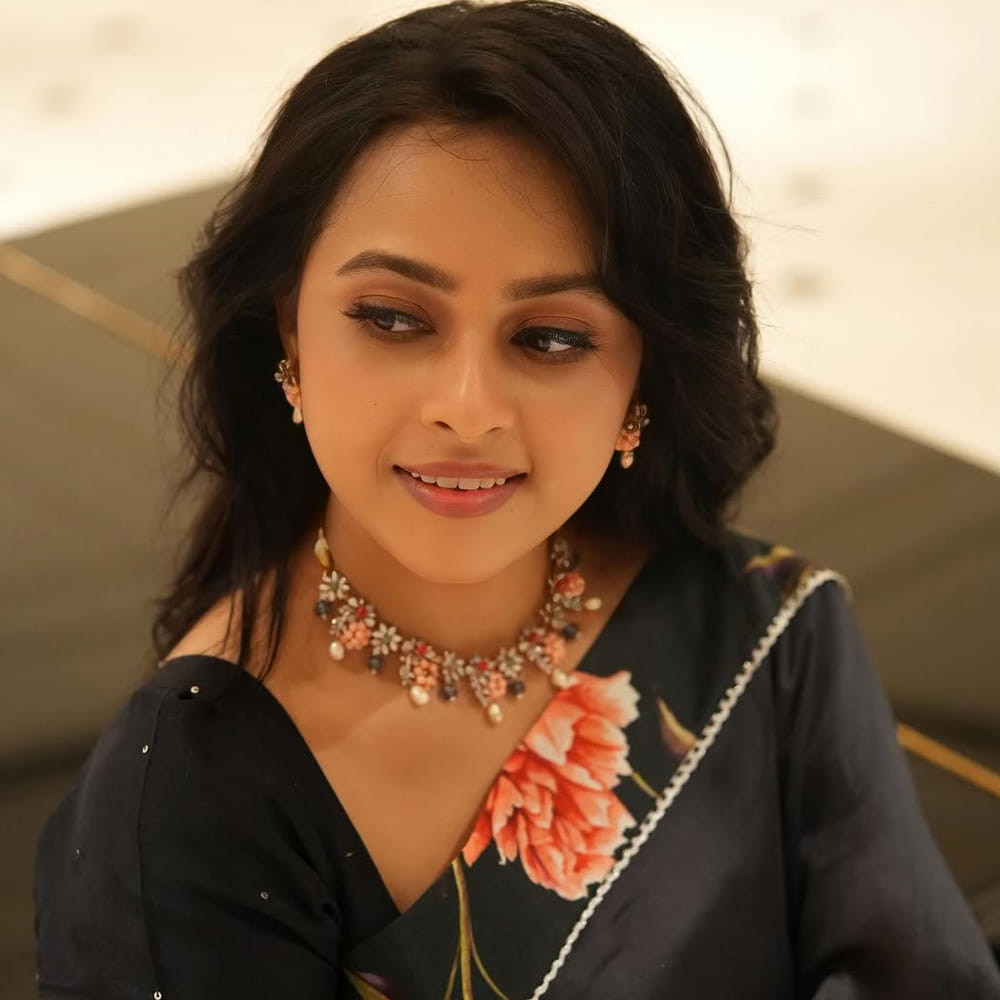 హోమ్లీ లుక్స్తో, బబ్లీ యాక్టింగ్తో టాలీవుడ్, కోలీవుడ్ ఆడియన్స్ను అలరించిన నటి శ్రీదివ్య (Sri Divya). చైల్డ్ ఆర్టిస్ట్గా కెరీర్ ప్రారంభించి హీరోయిన్గా గుర్తింపు తెచ్చుకుంది. శ్రీదివ్య కేవలం మూడేళ్ల వయసులోనే చైల్డ్ ఆర్టిస్ట్గా టెలివిజన్ సీరియల్స్, సినిమాల్లో నటించడం ప్రారంభించారు. సూపర్ స్టార్ మహేష్ బాబు నటించిన 'యువరాజు' (2000)తో పాటు 'హనుమాన్ జంక్షన్', 'వీడే' వంటి సినిమాల్లో చైల్డ్ ఆర్టిస్ట్గా నటించారు. రవిబాబు దర్శకత్వం వహించిన 'మనసారా' (2010) సినిమాతో ఆమె హీరోయిన్గా టాలీవుడ్కు పరిచయమయ్యారు.