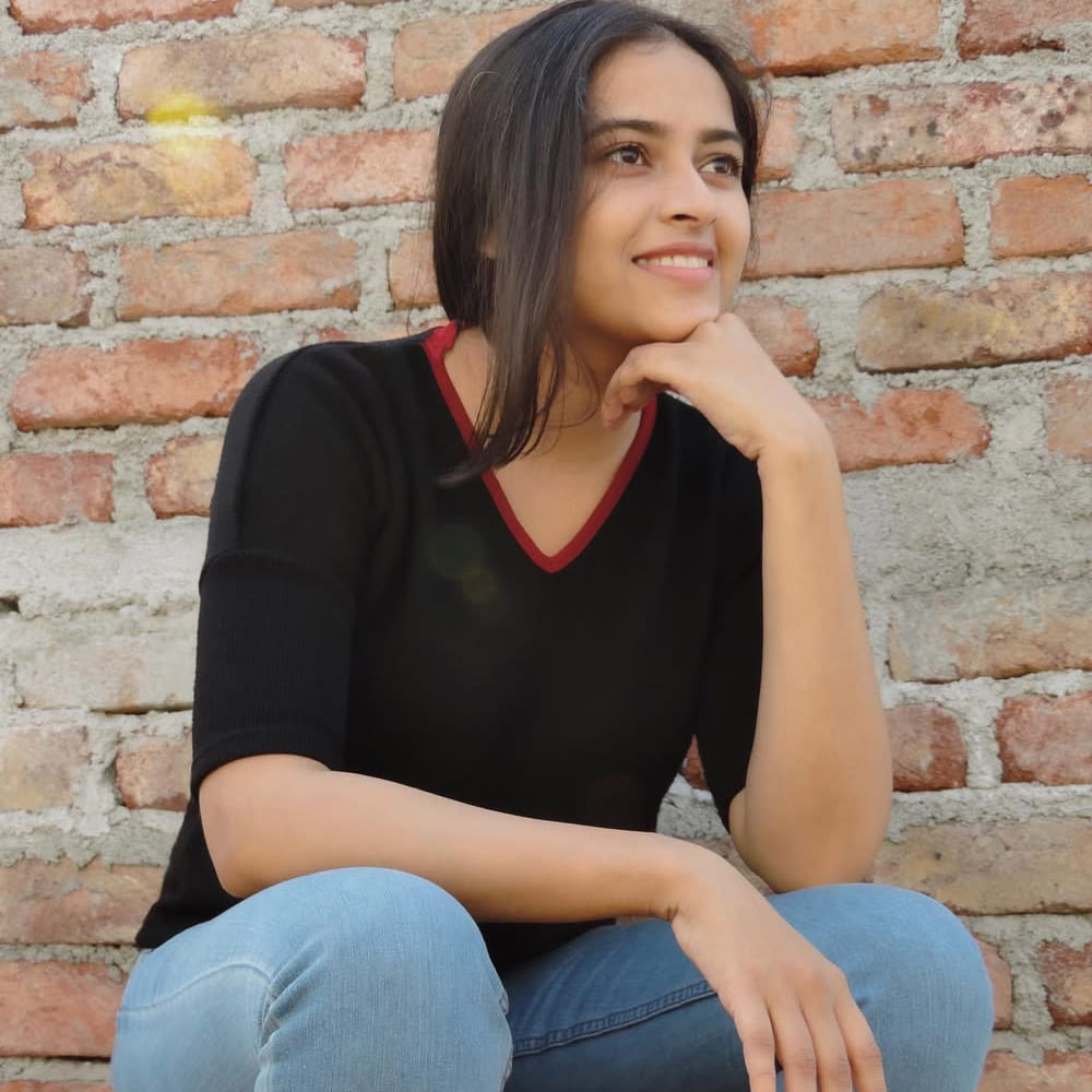 ఆ సినిమా షూటింగ్ సమయంలో జరిగిన విశేషాలను శ్రీదివ్య ఒక ఇంటర్వ్యూలో గుర్తుచేసుకున్నారు. "నేను చాలా చిన్న వయసులోనే చైల్డ్ ఆర్టిస్ట్గా కెరీర్ ప్రారంభించాను. ‘యువరాజు’ సినిమా షూటింగ్ సమయంలో సెట్స్లో మహేష్ బాబును చూసి ఎంతో ఆనందించేదాన్ని. అప్పట్లో ఆయన్ను ‘అన్నయ్య.. అన్నయ్యా..’ అని పిలిచేదాన్ని. నేను అలా పిలిచినప్పుడు ఆయన ఎంతో సరదాగా నవ్వుతూ నాకు చాక్లెట్లు ఇచ్చేవారు" అని శ్రీదివ్య చెప్పుకొచ్చారు. శ్రీదివ్య తన పాత జ్ఞాపకాలను పంచుకుంటూ చేసిన ఈ వ్యాఖ్యలకు సంబంధించిన వీడియో, ఫోటోలు ప్రస్తుతం సోషల్ మీడియా ప్లాట్ఫామ్లలో తెగ చక్కర్లు కొడుతున్నాయి.
