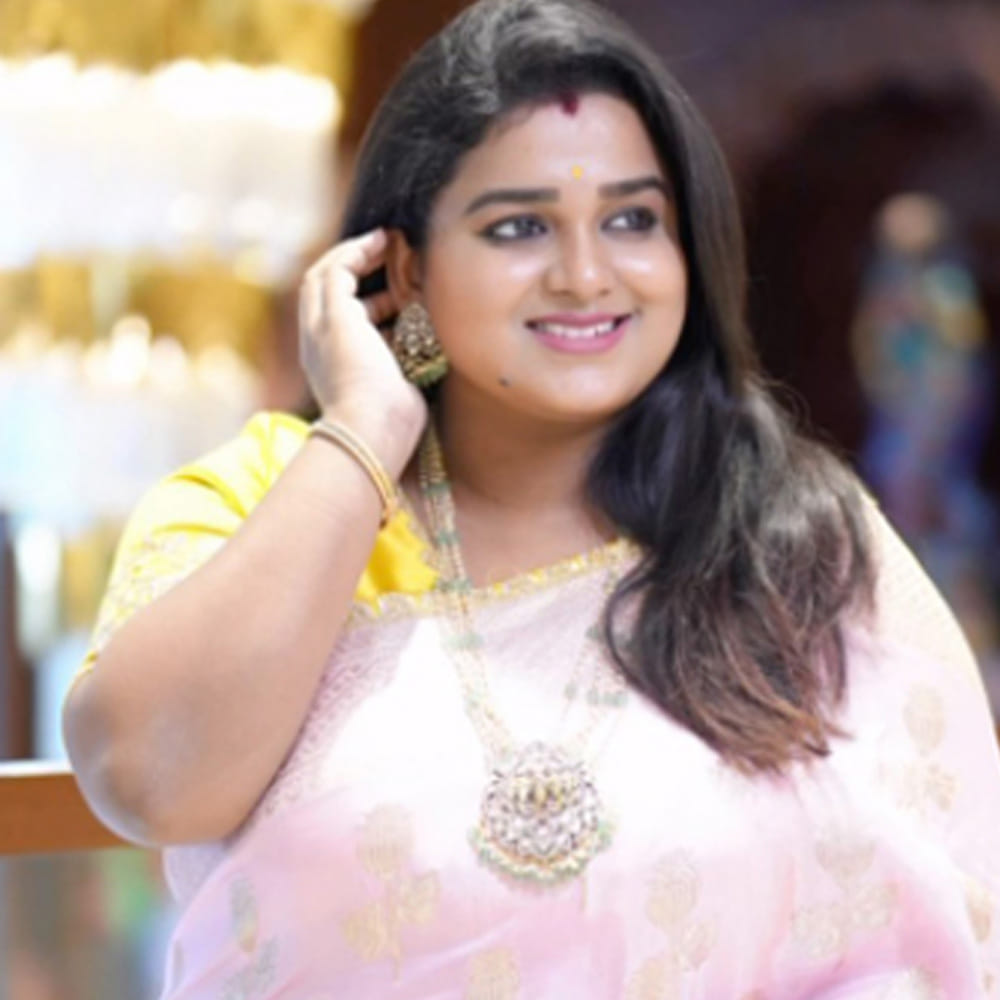 కరోనా సమయంలో పని లేక యూట్యూబ్ ఛానెల్ ప్రారంభించామని, అది తమకు "బోనస్" లాగా అదనపు ఆదాయ వనరుగా మారిందని ఆమె పేర్కొన్నారు. యూట్యూబ్ ద్వారా వచ్చిన ఆదాయంతో తమకు మంత్లీ మెయింటెనెన్స్‌కి సీరియల్ ఆదాయాన్ని వాడుకుంటూ, యూట్యూబ్ ఆదాయాన్ని పొదుపు చేసి, దానితో డౌన్ పేమెంట్ కట్టి ఒక ఫ్లాట్ కొనుగోలు చేశామని శివాని తెలిపారు. మొదట యూట్యూబ్ ద్వారా 10,000 రూపాయలు సంపాదించగా, ఆ తర్వాత ఒకటిన్నర నెలలో 30 లక్షల రూపాయలు ఒకేసారి తీసుకున్నట్లు వెల్లడించారు. ఎన్ని వేల ఎపిసోడ్‌లు చేసినా సీరియల్స్‌లో ఇంత సంపాదించడం అసాధ్యమని, అందుకే యూట్యూబ్ ఎంత ఆదాయం తెచ్చినా సీరియల్స్‌ను మాత్రం తాను మానలేదని చెప్పారు.