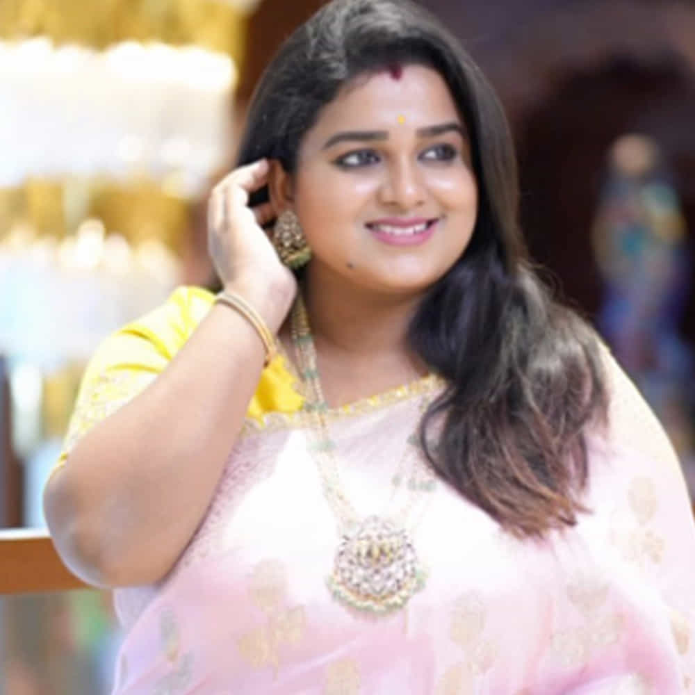 కరోనా సమయంలో పని లేక యూట్యూబ్ ఛానెల్ ప్రారంభించామని, అది తమకు "బోనస్" లాగా అదనపు ఆదాయ వనరుగా మారిందని ఆమె పేర్కొన్నారు. యూట్యూబ్ ద్వారా వచ్చిన ఆదాయంతో తమకు మంత్లీ మెయింటెనెన్స్‌కి సీరియల్ ఆదాయాన్ని వాడుకుంటూ, యూట్యూబ్ ఆదాయాన్ని పొదుపు చేసి, దానితో డౌన్ పేమెంట్ కట్టి ఒక ఫ్లాట్ కొనుగోలు చేశామని శివాని తెలిపారు. మొదట యూట్యూబ్ ద్వారా 10,000 రూపాయలు సంపాదించగా, ఆ తర్వాత ఒకటిన్నర నెలలో 30 లక్షల రూపాయలు ఒకేసారి తీసుకున్నట్లు వెల్లడించారు. ఎన్ని వేల ఎపిసోడ్‌లు చేసినా సీరియల్స్‌లో ఇంత సంపాదించడం అసాధ్యమని, అందుకే యూట్యూబ్ ఎంత ఆదాయం తెచ్చినా సీరియల్స్‌ను మాత్రం తాను మానలేదని చెప్పారు.
