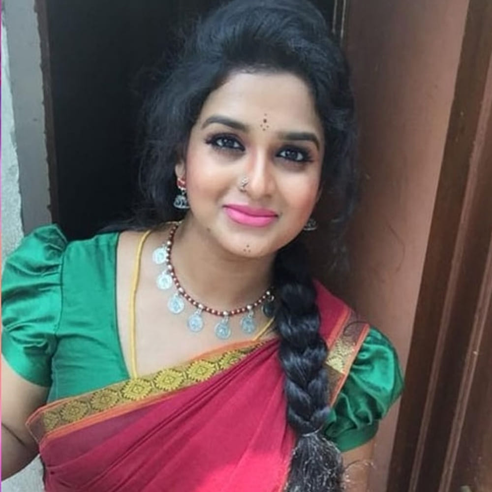 అయితే, ప్రస్తుతం యూట్యూబ్ ఆదాయం తగ్గిందని, కొత్త ఛానెల్స్, యువ కంటెంట్ సృష్టికర్తలు ఎక్కువైపోయారని, వారి కొత్త ఐడియాలు, కాన్సెప్ట్‌లు తమకు స్ఫూర్తినిస్తున్నాయని ఆమె అన్నారు. తన వద్ద 15-20 కోట్ల విలువైన బంగారం ఉందని వస్తున్న పుకార్లను ఖండించిన శివాని, సీరియల్స్‌లో ధరించే నగలు నకిలివి అని, తన వంటిపై ప్రస్తుతం ఉన్నదే తనదైన బంగారం అని స్పష్టం చేశారు. ప్రస్తుతం తమ ఆస్తులన్నీ లోన్లపైనే ఉన్నాయని, రుణ రహితంగా తన కూతురి పేరు మీద 300 గజాల స్థలంలో (రాజనందిని గార్డెన్స్) ఒక ఇల్లు కట్టుకుంటున్నామని అన్నారు.