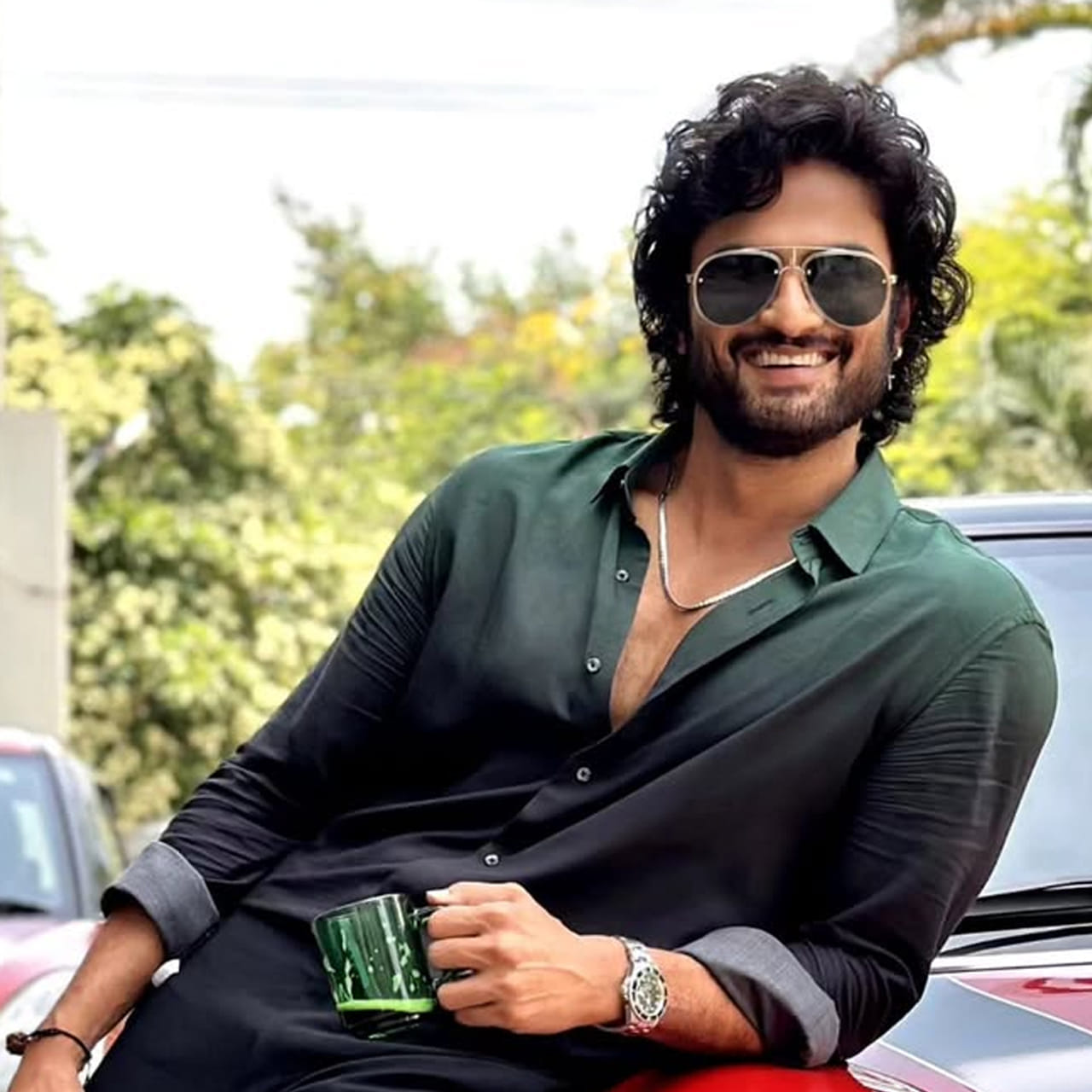 సుధీర్ బాబు గతంలో ఓ ఇంటర్వ్యూలో తన డైట్ సీక్రెట్ గురించి రివీల్ చేశారు. దశాబ్ద కాలానికి పైగా సిక్స్ ప్యాక్ను మెయింటైన్ చేయడం తన జీవనశైలిలో భాగమని, కేవలం సినిమాల కోసం ప్రత్యేకంగా ప్రయత్నించడం కాదని ఆయన వివరించారు. ఈ క్రమశిక్షణకు ప్రధాన కారణం తన తల్లి అని, చిన్నతనం నుంచే సరైన ఆహారం, వ్యాయామం ప్రాముఖ్యతను ఆమె తనకు నేర్పారని సుధీర్ బాబు పేర్కొన్నారు. బ్యాడ్మింటన్ ప్లేయర్గా తన క్రీడా నేపథ్యం కూడా ఫిట్నెస్ పట్ల తన నిబద్ధతకు దోహదపడిందని ఆయన తెలిపారు.