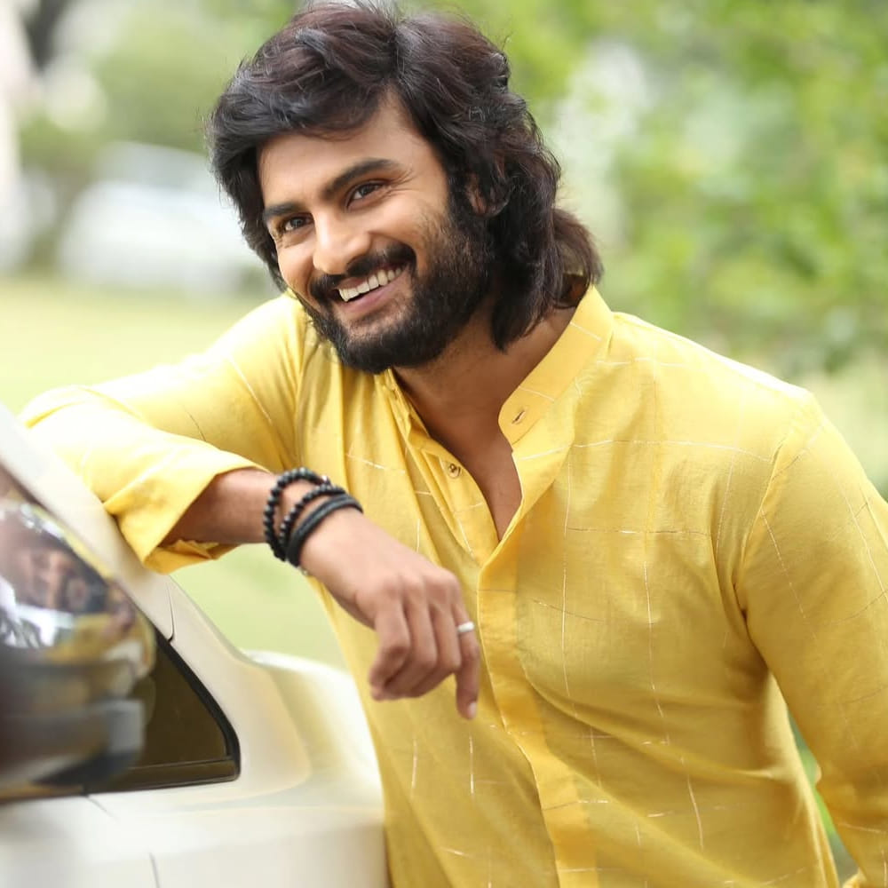 సుధీర్ బాబు తన ఆహార నియమాల గురించి వివరంగా తెలియజేశారు. తాను అన్నం (రైస్) తింటానని, అయితే ప్రత్యక్ష చక్కెర (డైరెక్ట్ షుగర్స్)ను పూర్తిగా దూరం పెడతానని స్పష్టం చేశారు. శరీరానికి ఇంధనం అవసరమని, కానీ అది సరైన మోతాదులో ఉండాలని, అతిగా తింటే అనారోగ్య సమస్యలు తలెత్తుతాయని ఆయన అభిప్రాయపడ్డారు. ఉదయం టిఫిన్గా ఇడ్లీని తీసుకుంటానని, దోశను తిననని తెలిపారు. తన రోజువారీ ఆహారంలో ప్రతి భోజనంలో అన్నం లేదా చపాతీ లేదా బ్రౌన్ రైస్, తగిన మోతాదులో కూరగాయలు, చికెన్ వంటి ప్రోటీన్లు కచ్చితంగా ఉంటాయని చెప్పారు. ముఖ్యంగా, తాను రోజుకు ఆరు సార్లు ఆహారం తీసుకుంటానని సుధీర్ బాబు వెల్లడించారు.