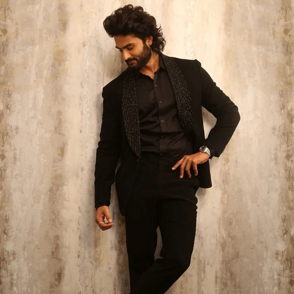 సినిమా విజయం అనేది హీరో ఫేస్ వాల్యూ కంటే కథపైనే ఆధారపడి ఉంటుందని అభిప్రాయపడ్డారు. ఓటీటీల రాకతో ప్రేక్షకులు థియేటర్లకు రావడం తగ్గినా, కొన్ని జానర్ సినిమాలను థియేటర్లలోనే చూసి ఎక్స్ పీరియన్స్ చేయాలని ప్రేక్షకులు ఆశిస్తారని చెప్పారు. ప్రస్తుత సోషల్ మీడియా యుగంలో రీల్స్, ఇన్స్టాగ్రామ్ ల వల్ల ప్రేక్షకుల ఓపిక తగ్గిపోతోందని, ప్రతి 3 నుండి 10 సెకన్లకు ఒక ట్విస్ట్ లేదా ఎలివేషన్ ఆశించే ప్రెషర్ ఇప్పుడు సినిమాలపై పడుతోందని ఆయన అన్నారు. సినీ పరిశ్రమలో నటుడిగా తనను తాను నిరంతరం నిరూపించుకుంటూ, వైవిధ్యమైన పాత్రలతో దూసుకుపోతున్న హీరో సుధీర్ బాబు, 48 ఏళ్ల వయసులో కూడా ఎంతో యంగ్గా, ఫిట్గా కనిపిస్తారు