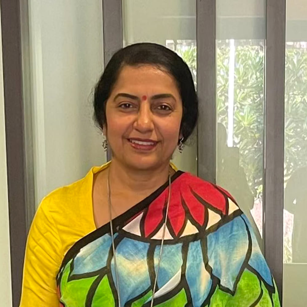 అలాగే, ఒకసారి సుమలతతో కలిసి నటిస్తున్నప్పుడు, చిరంజీవిని "విలన్ లా ఉన్నాడే" అని సుహాసిని సరదాగా అనగా, ఆ విషయం చిరంజీవికి చేరడంతో, ఆయన మరుసటి రోజు సెట్లో " విలన్తో ఎవరు యాక్ట్ చేస్తారు?" అని అడిగి ఆటపట్టించారని సుహాసిని నవ్వుతూ వివరించారు. తర్వాత తన క్షమాపణలు చెప్పినప్పటికీ ఆయన సులభంగా మన్నించలేదని, కానీ చివరికి వారు మంచి స్నేహితులుగా మారారని చెప్పారు.