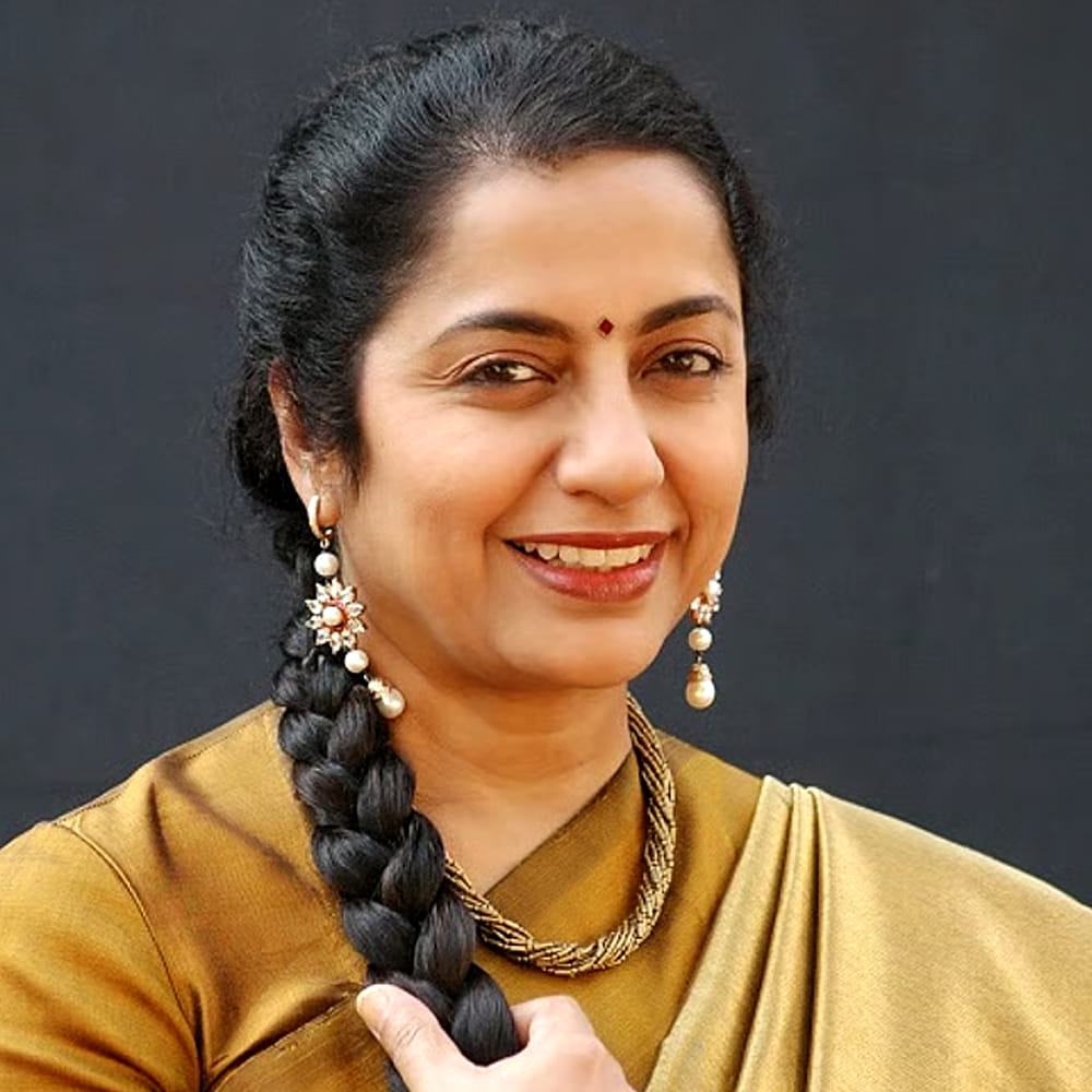 ఆ తర్వాత సుహాసిని తెలుగులో నటించిన రెండవ చిత్రంలో చిరంజీవి సరసన నటించారు. ఈ చిత్రం తమిళ్లో పెద్ద హిట్ అయ్యిందని, అది ఒక ప్రయోగాత్మక, హీరోయిన్ ఓరియెంటెడ్ చిత్రం అని, ఐదుగురు నటులకు సమాన ప్రాధాన్యత ఉన్నప్పటికీ చిరంజీవి నటించారని ఆమె పేర్కొన్నారు. ఈ చిత్రంలో మొదట్లో వారికి మధ్య చిన్న గొడవ కూడా జరిగిందని తెలిపారు, చిరంజీవి తనను "ఈ అమ్మాయికి కొంచెం పొగరు ఎక్కువ" అని అనుకున్నారని తెలిపారు.