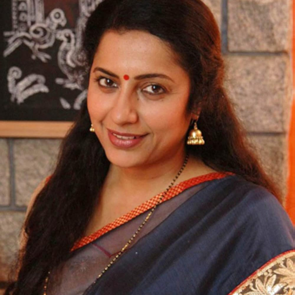 మొదట్లో తాను రిఫ్లెక్టర్ వేసిన అమ్మాయి హీరోయిన్ అవ్వడం ఆయనకు ఆశ్చర్యం కలిగించిందని అన్నారు సుహాసిని. చిరంజీవి హాస్యాన్ని వివరిస్తూ, ఎయిర్ ఇండియా విమానంలో హైదరాబాద్కు వస్తున్నప్పుడు జరిగిన ఒక సంఘటనను గుర్తు చేసుకున్నారు. చిరంజీవి ఆమె పక్కన కూర్చుని నిద్రపోయి, లేచిన తర్వాత "నీకేమైనా కావాలంటే నన్ను అడగొద్దు, నేను ఏం చేయలేను, నువ్వే సాల్వ్ చేసుకోవాలి" అని చెప్పడం ఆయన సరదాకు నిదర్శనమని అన్నారు.