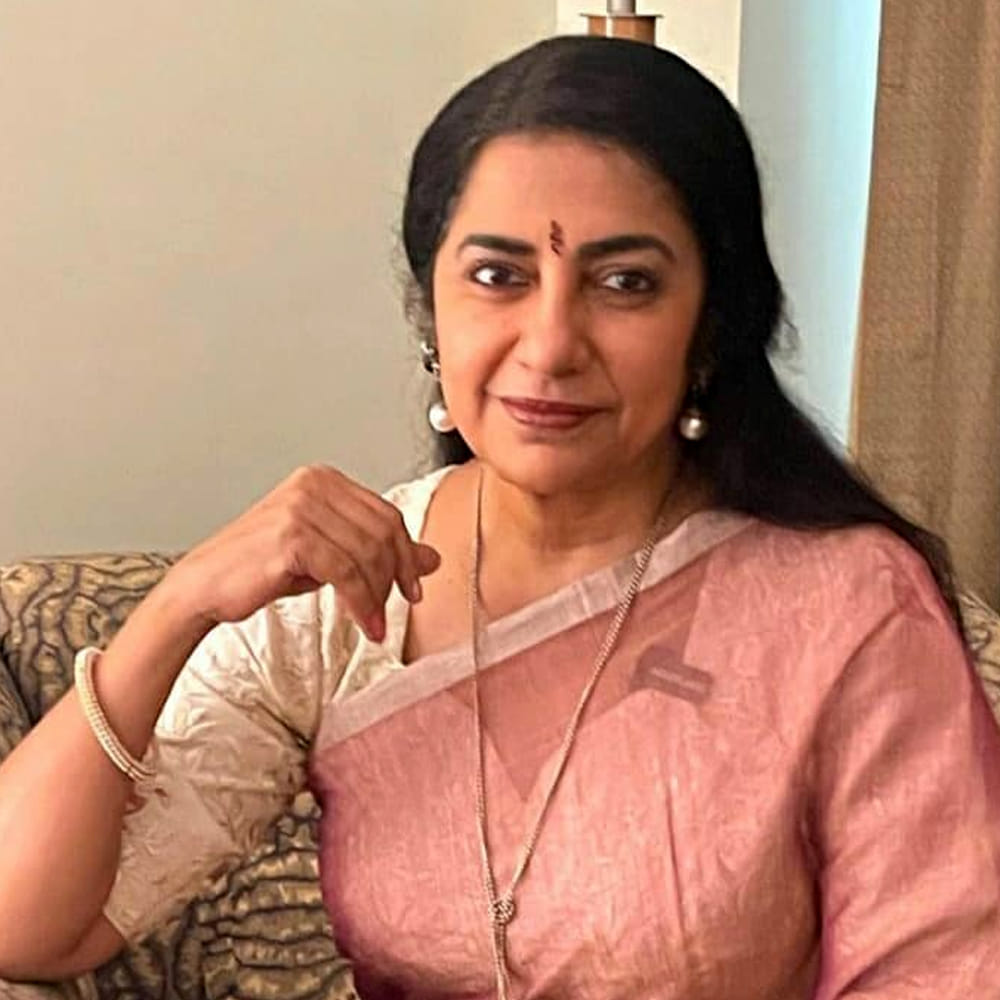 కాగా ప్రస్తుతం సుహాసిని సినిమాలకు దూరంగా ఉంటున్నారు. అడపాదడపా నటనకు ప్రాధాన్యత ఉన్న పాత్రలు లభిస్తే కీలక పాత్రలో కనిపించి మెప్పిస్తున్నారు. సుహాసిని మణిరత్నంను వివాహం చేసుకున్న విషయం తెలిసిందే. సుహాసిని- మణిరత్నంలది ప్రేమ వివాహం. వీరి వివాహం 1988లో జరిగింది. పెళ్లి తర్వాత కూడా హీరోయిన్ గా పలు సినిమాలు చేశారు సుహాసిని. అలాగే మణిరత్నం కూడా పలు హిట్ సినిమాలను తెరకెక్కించారు.
