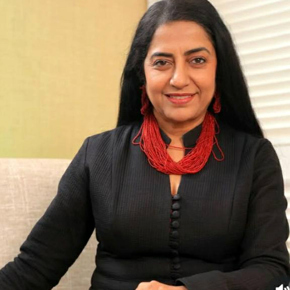 Sనటి సుహాసిని మణిరత్నం మెగాస్టార్ చిరంజీవితో తన ప్రస్థానాన్ని, వ్యక్తిగత అనుభవాలను ఓ ఇంటర్వ్యూలో పంచుకున్నారు. చిరంజీవిని తొలిసారి కెమెరా అసిస్టెంట్‌గా కాళీ అనే తమిళ్-తెలుగు చిత్రంలో చూసినప్పుడు, ఆయన తెలుగు పెద్దగా రాని వ్యక్తిగా, సెట్‌లో ఒక మూలలో కూర్చుని ఎవరితోనూ మాట్లాడకుండా ఉన్నారని సుహాసిని గుర్తు చేసుకున్నారు. అప్పుడు ఆమెకు భవిష్యత్తులో తాను హీరోయిన్‌గా మారతాననే ఊహ కూడా లేదని తెలిపారు.