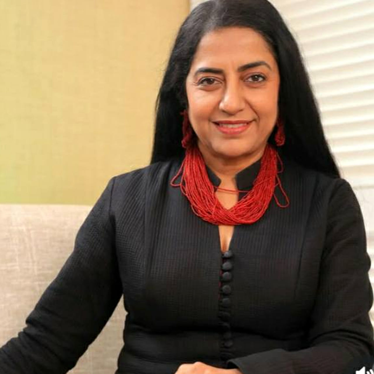 Sనటి సుహాసిని మణిరత్నం మెగాస్టార్ చిరంజీవితో తన ప్రస్థానాన్ని, వ్యక్తిగత అనుభవాలను ఓ ఇంటర్వ్యూలో పంచుకున్నారు. చిరంజీవిని తొలిసారి కెమెరా అసిస్టెంట్గా కాళీ అనే తమిళ్-తెలుగు చిత్రంలో చూసినప్పుడు, ఆయన తెలుగు పెద్దగా రాని వ్యక్తిగా, సెట్లో ఒక మూలలో కూర్చుని ఎవరితోనూ మాట్లాడకుండా ఉన్నారని సుహాసిని గుర్తు చేసుకున్నారు. అప్పుడు ఆమెకు భవిష్యత్తులో తాను హీరోయిన్గా మారతాననే ఊహ కూడా లేదని తెలిపారు.