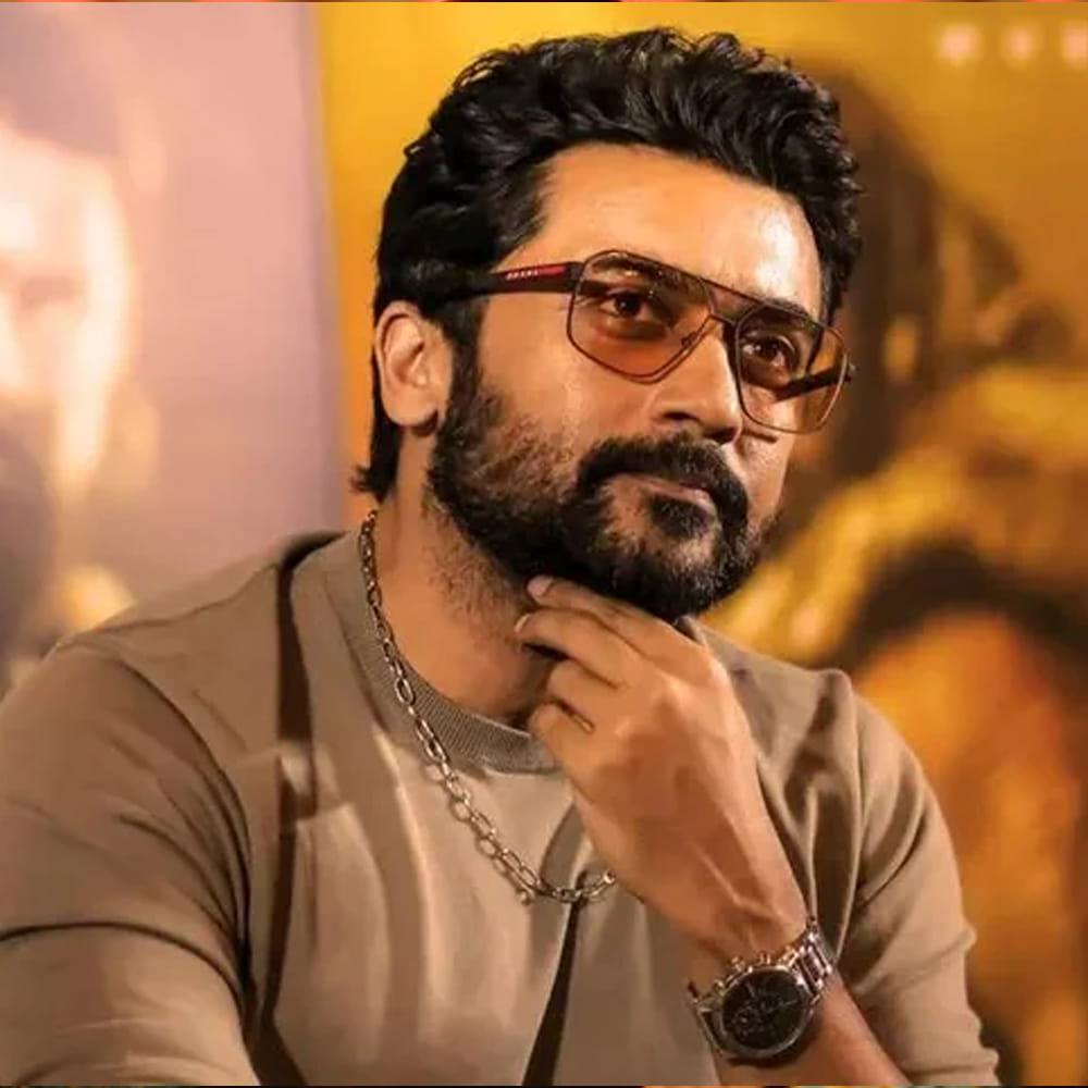 2000వ దశకంలో టాలీవుడ్, కోలీవుడ్ మరియు బాలీవుడ్లలో ఒక వెలుగు వెలిగిన అగ్ర కథానాయిక అసిన్ తోట్టుమ్కల్ (Asin). అందం, అభినయంతో పాటు అద్భుతమైన నటనతో దక్షిణాది చిత్ర పరిశ్రమలో 'క్వీన్'గా రాణించిన ఈ కేరళ కుట్టి, ఆ తర్వాత బాలీవుడ్లోనూ వంద కోట్ల క్లబ్ సినిమాలతో సంచలనం సృష్టించింది. మలయాళ సినిమాతో కెరీర్ ప్రారంభించిన అసిన్ను తెలుగు ప్రేక్షకులు ఎప్పటికీ మర్చిపోలేరు. ఆమె నటించిన బ్లాక్బస్టర్ హిట్స్ ఇప్పటికీ ఎవర్గ్రీన్.
