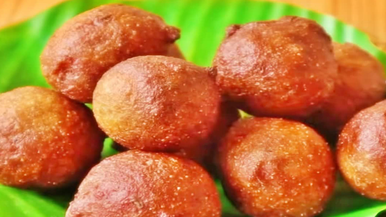 కావాల్సిన పదార్థాల్లోకి వెళ్లితే..ఒక బౌల్‌లో ఒక కప్పు గోధుమ పిండి,రెండు టేబుల్‌ స్పూన్ల బొంబాయి రవ్వ, చిటికెడు ఉప్పు, ఒక టేబుల్‌స్పూన్ పచ్చి కొబ్బరి తురుము, అర టీస్పూన్ యాలకుల పొడి,  బెల్లం పావు టీస్పూన్ వంట సోడా, ఒక టీస్పూన్ సోంపు .