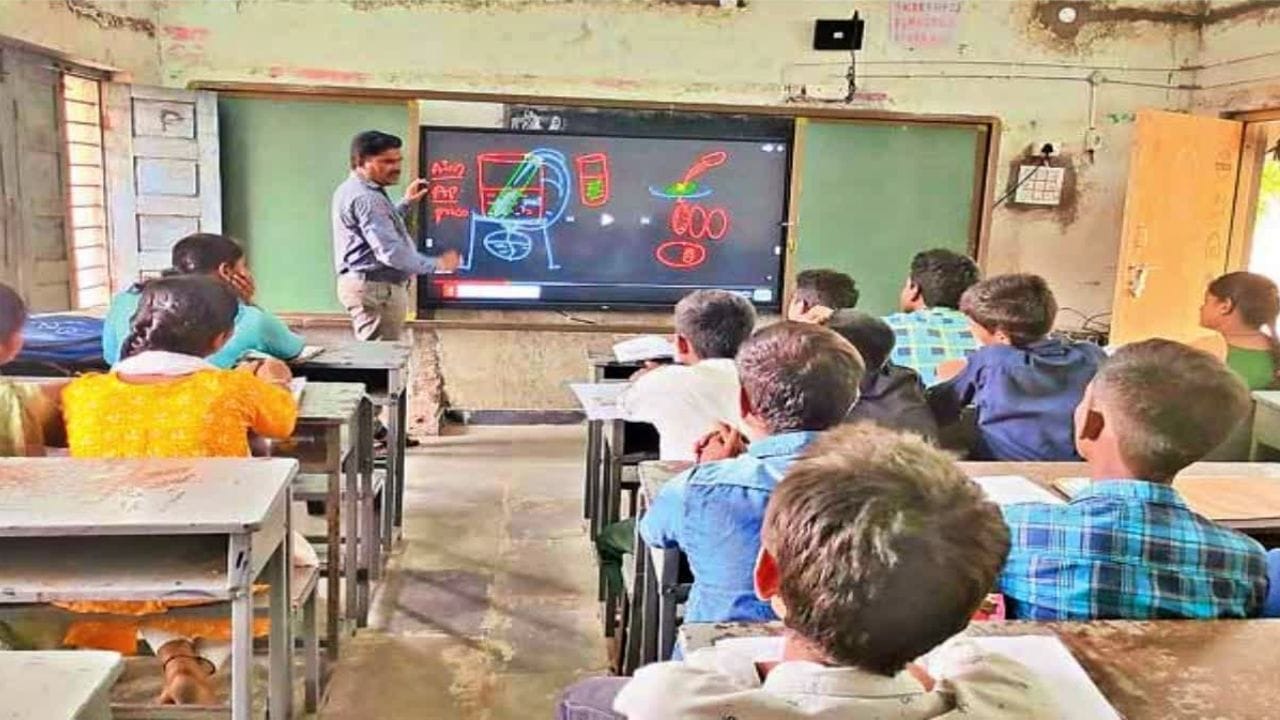 ఫస్ట్ డే.. ఫస్ట్ బుక్.. లీగల్ లాజిస్టిక్స్ రెడీ!: కొత్త విద్యాసంవత్సరం ప్రారంభం కాగానే పుస్తకాల కోసం విద్యార్థులు వేచి చూడాల్సిన అవసరం లేదు. క్లాసులు ప్రారంభమైన మొదటి రోజే ప్రతి విద్యార్థి చేతికి పాఠ్యపుస్తకాలు అందేలా లాజిస్టిక్స్ ఏర్పాట్లను TGBIE ఇప్పటికే పూర్తి చేసింది. ఎలాంటి అడ్డంకులు లేకుండా సకాలంలో పుస్తకాల పంపిణీ జరగనుంది.