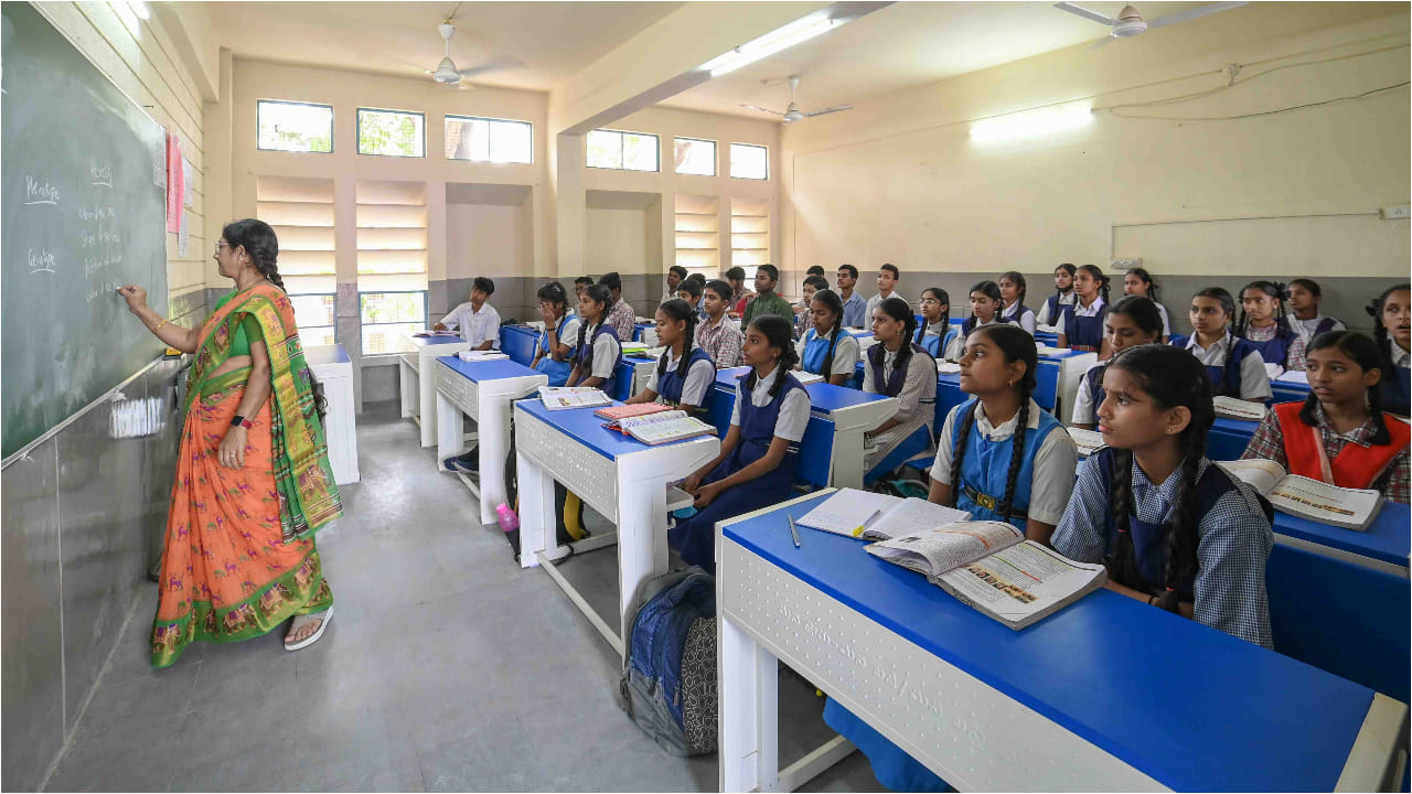 Telangana: పేద విద్యార్థులకు కార్పొరేట్ విద్య.. ఫీజుల బాదుడు నుంచి ఊరట..!
