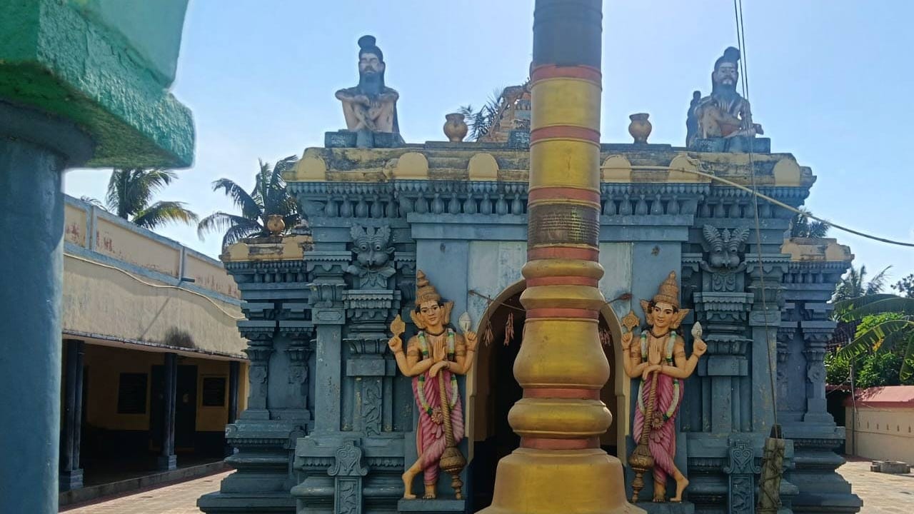  దేవాలయ ముఖద్వారం నుండి గర్భాలయం వరకు సాగే ప్రతి నిర్మాణంలోనూ రాజసం ఉట్టిపడుతుంది. ఇక్కడ కొలువై ఉన్న రుక్మిణి, సత్యభామ సమేత మదనగోపాలస్వామి శిలా విగ్రహాలు అత్యంత నయన మనోహరంగా ఉండి, భక్తులకు ఆధ్యాత్మిక అనుభూతిని పంచుతున్నాయి.

