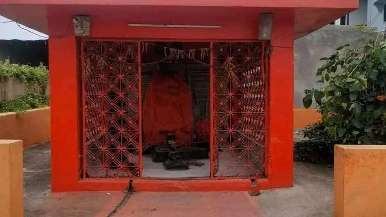 
ఏ గ్రామంలో నైనా.. రెండు, మూడు ఆలయాలు ఉంటాయి.. కానీ.. ఈ గ్రామంలో మాత్రం 70కు పైగా ఆలయాలు ఉన్నాయి. అందులో... 54 హనుమాన్ ఆలయాలు ఉన్నాయి. గల్లీ.. గల్లీనా  దేవాలయాలు దర్శనస్తున్నాయి. అయితే.. ప్రతి ఆలయంలో నిత్యం పూజలు జరుగుతున్నాయి ఈ గ్రామాన్ని ఆధ్యాత్మిక గ్రామంగా పిలుస్తారు.