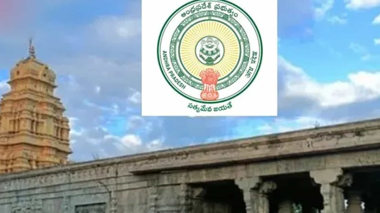 ప్రజల సొమ్ముతో అధికార హోదాను అనుభవిస్తున్న దేవాదాయ శాఖలో జవాబుదారీతనం మరియు పారదర్శకత లేకపోవడంపై ఇప్పుడు పెద్ద ఎత్తున చర్చ జరుగుతోంది. ఈ శాఖను కచ్చితంగా సమాచార హక్కు చట్టం పరిధిలోకి తీసుకురావాలని కోరుతూ బీజేపీ నాయకులు కేంద్ర మంత్రికి వినతిపత్రం అందజేశారు. రాష్ట్రవ్యాప్తంగా దేవాదాయ శాఖ పరిధిలో సుమారు నాలుగు నుంచి ఐదు లక్షల ఎకరాల భూములు ఉన్నట్లు అంచనా వేస్తున్నారు. ఇందులో దాదాపు మూడు వంతుల భూమి అక్రమణకు గురై ఉండవచ్చని నాయకులు అనుమానం వ్యక్తం చేస్తున్నారు. కేవలం నంద్యాల జిల్లాలోనే 35 వేల ఎకరాల భూమి ఉంటే అందులో వెయ్యి ఎకరాలు కబ్జాకు గురైంది.